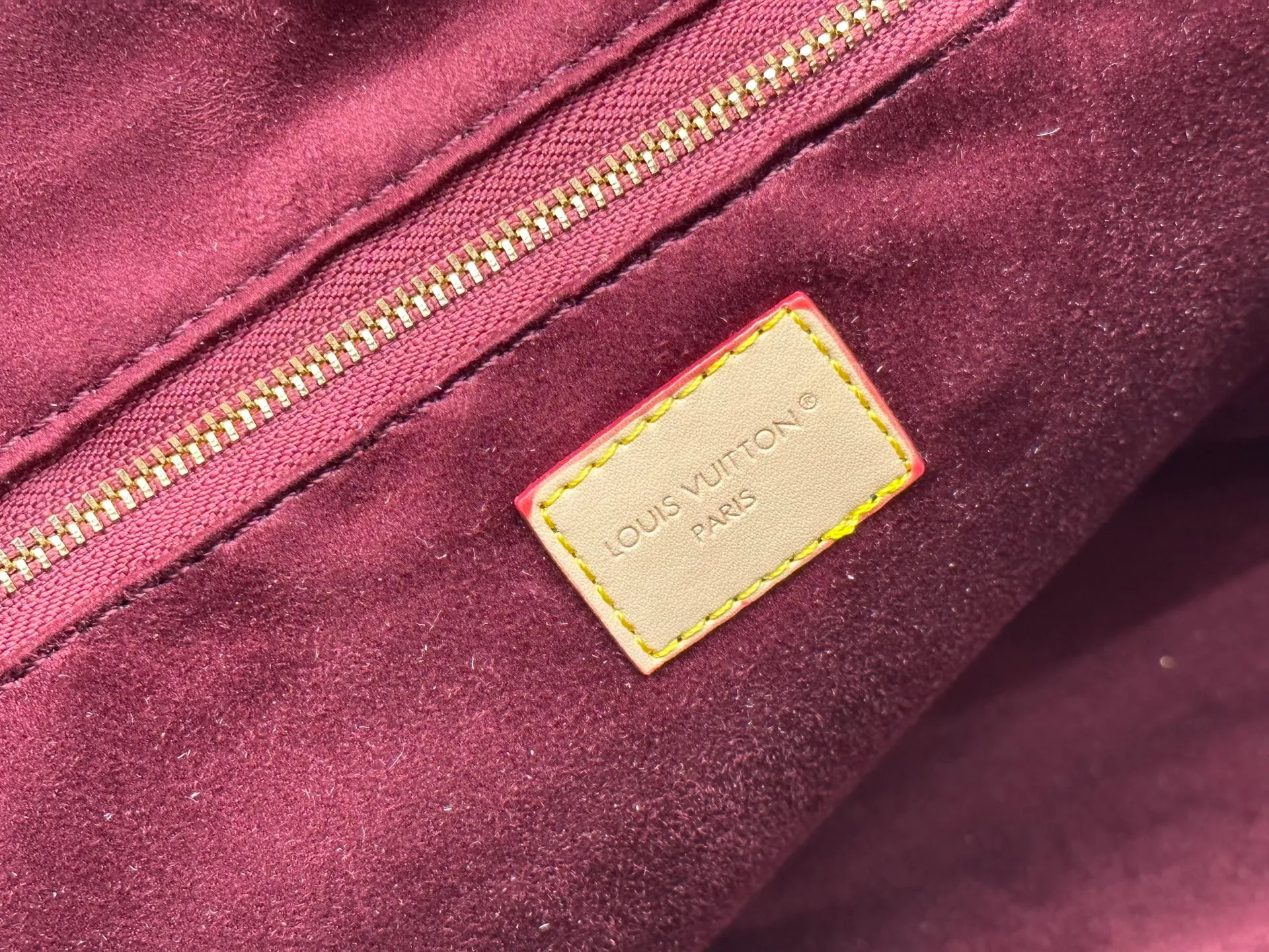 P300 upgrades the original M25877 Again bag, a new interpretation of the iconic Artsy design first launched in 2010, now more flexible, more iconic and more refined. Rooted in LV’s DNA, this bag pays homage to Louis Vuitton’s craftsmanship with its classic Monogram canvas base, hand-woven handles and customizable name tag. It's spacious enough to hold a laptop and opens to reveal multiple pockets. Gold hooks can be used to hang playful accessories! ! Size:50x30x15.5CM
