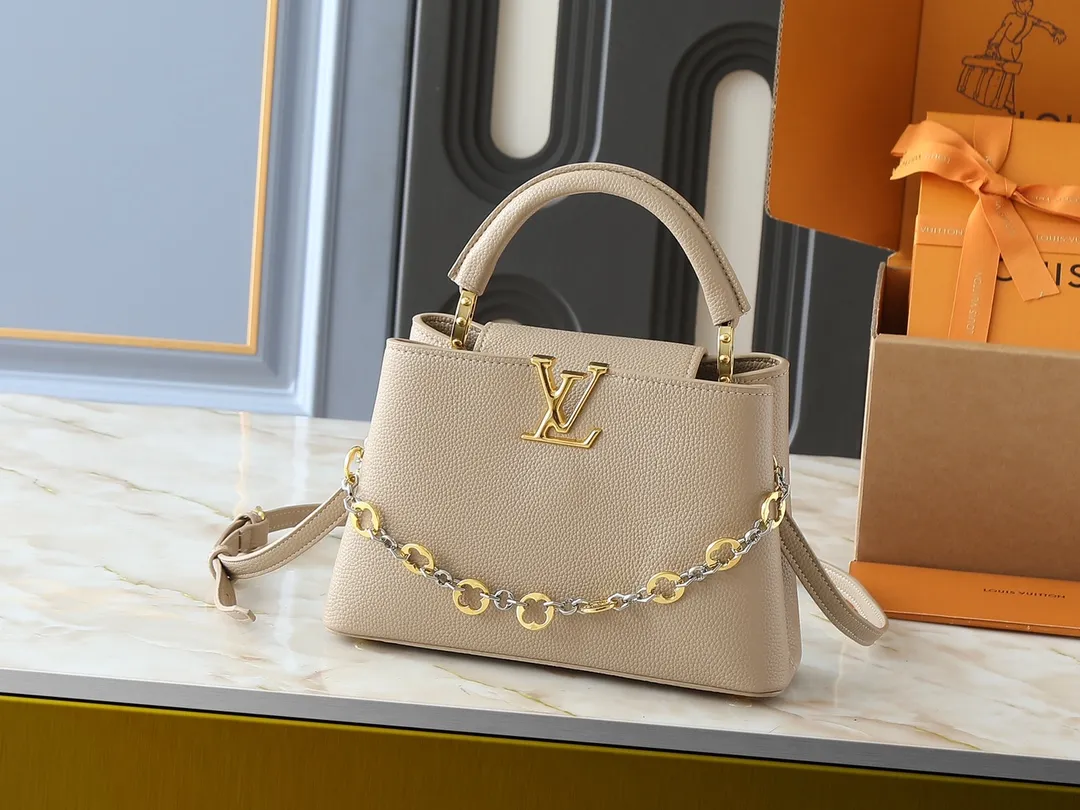 💰400💰Guangzhou goods Upgraded from the original M12935 M12936 M12937 M12938 This Capucines BB handbag is made of flexible Taurillon cow leather, with jewelry-style double-plated chains and Monogram floral elements to highlight the identity of the Chain On You series. The flip cover can be placed on both the inside and outside. The ample structure and multiple inner pockets are convenient for storing daily necessities. The rounded LV letters add to the ingenious details. Dimensions: 27.0 x 17.3 x 9.0 cm (length x height x width)