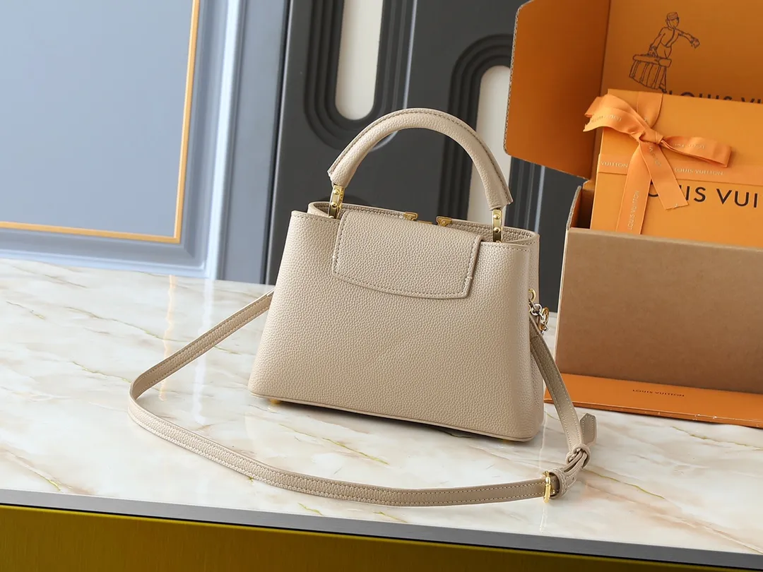 💰400💰Guangzhou goods Upgraded from the original M12935 M12936 M12937 M12938 This Capucines BB handbag is made of flexible Taurillon cow leather, with jewelry-style double-plated chains and Monogram floral elements to highlight the identity of the Chain On You series. The flip cover can be placed on both the inside and outside. The ample structure and multiple inner pockets are convenient for storing daily necessities. The rounded LV letters add to the ingenious details. Dimensions: 27.0 x 17.3 x 9.0 cm (length x height x width)