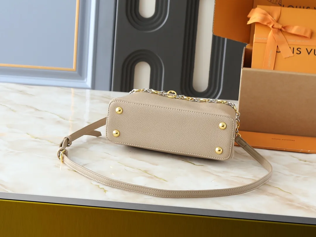 💰400💰Guangzhou goods Upgraded from the original M12935 M12936 M12937 M12938 This Capucines BB handbag is made of flexible Taurillon cow leather, with jewelry-style double-plated chains and Monogram floral elements to highlight the identity of the Chain On You series. The flip cover can be placed on both the inside and outside. The ample structure and multiple inner pockets are convenient for storing daily necessities. The rounded LV letters add to the ingenious details. Dimensions: 27.0 x 17.3 x 9.0 cm (length x height x width)