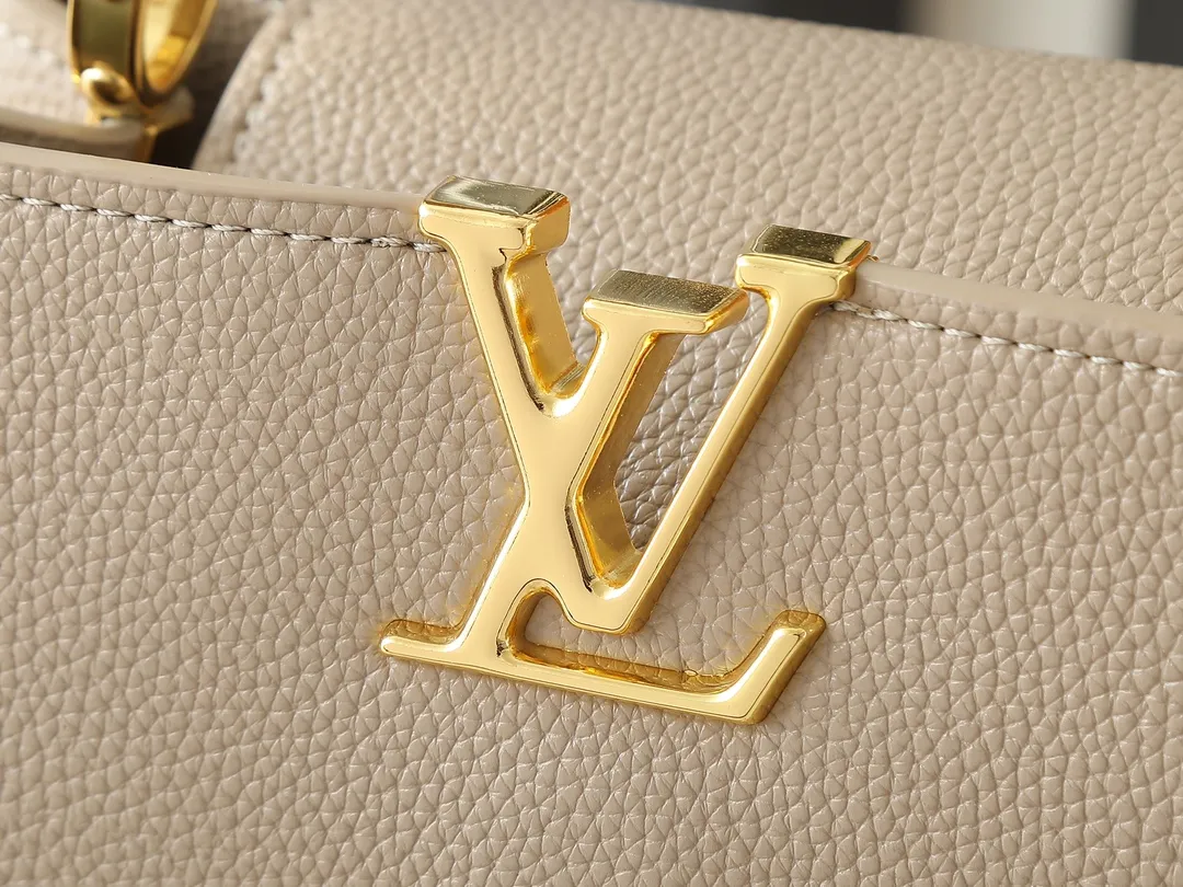 💰400💰Guangzhou goods Upgraded from the original M12935 M12936 M12937 M12938 This Capucines BB handbag is made of flexible Taurillon cow leather, with jewelry-style double-plated chains and Monogram floral elements to highlight the identity of the Chain On You series. The flip cover can be placed on both the inside and outside. The ample structure and multiple inner pockets are convenient for storing daily necessities. The rounded LV letters add to the ingenious details. Dimensions: 27.0 x 17.3 x 9.0 cm (length x height x width)