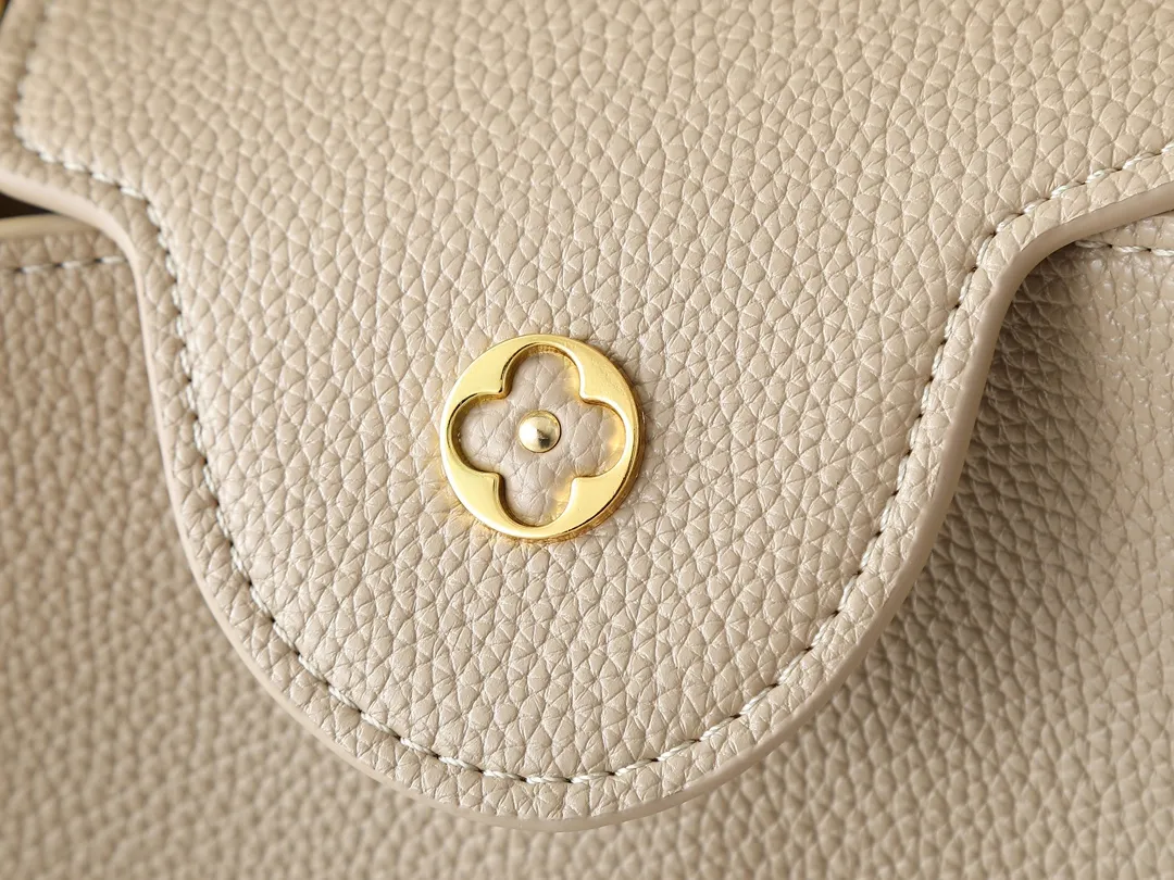 💰400💰Guangzhou goods Upgraded from the original M12935 M12936 M12937 M12938 This Capucines BB handbag is made of flexible Taurillon cow leather, with jewelry-style double-plated chains and Monogram floral elements to highlight the identity of the Chain On You series. The flip cover can be placed on both the inside and outside. The ample structure and multiple inner pockets are convenient for storing daily necessities. The rounded LV letters add to the ingenious details. Dimensions: 27.0 x 17.3 x 9.0 cm (length x height x width)