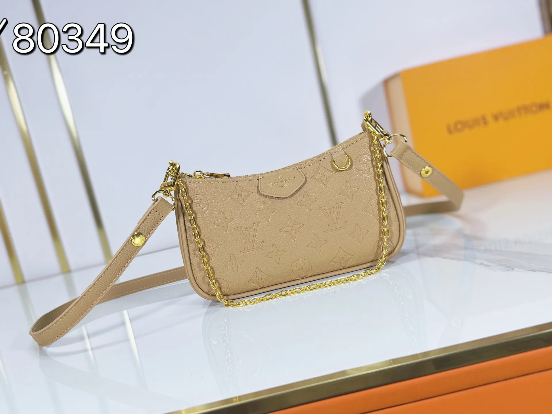 P180 Upgraded original M81066 M80349 M14421 M81862 M13614 This Easy Pouch handbag is decorated with classic Monogram pattern on the leather body and incorporates dazzling metal parts such as D-rings, making it a perfect choice for day and night travel. The compact shape is suitable for daily needs, and the detachable shoulder strap and chain allow for a variety of carrying methods. Dimensions: 19.0 x 11.5 x 3.0 cm (length x height x width)
