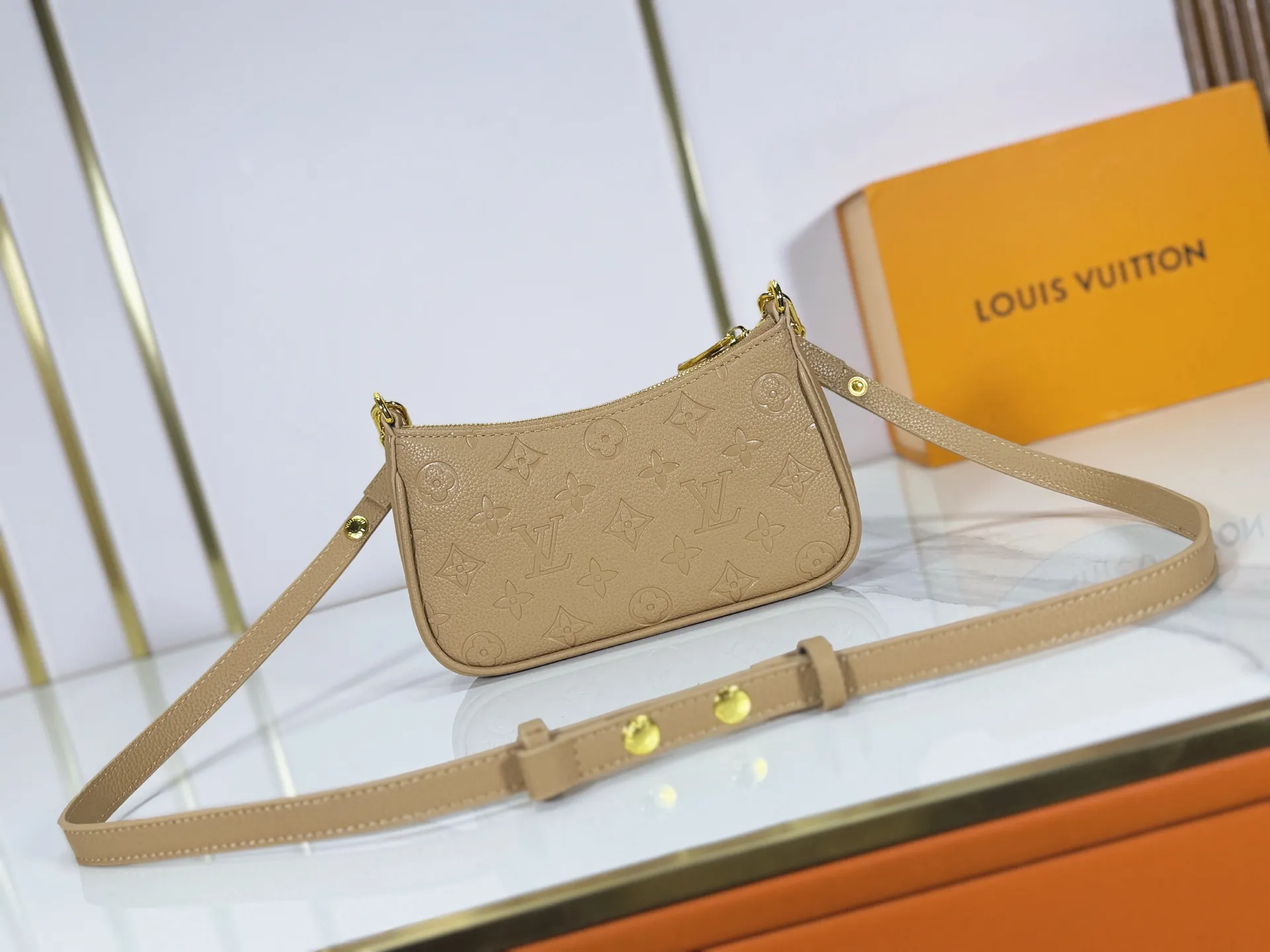 P180 Upgraded original M81066 M80349 M14421 M81862 M13614 This Easy Pouch handbag is decorated with classic Monogram pattern on the leather body and incorporates dazzling metal parts such as D-rings, making it a perfect choice for day and night travel. The compact shape is suitable for daily needs, and the detachable shoulder strap and chain allow for a variety of carrying methods. Dimensions: 19.0 x 11.5 x 3.0 cm (length x height x width)