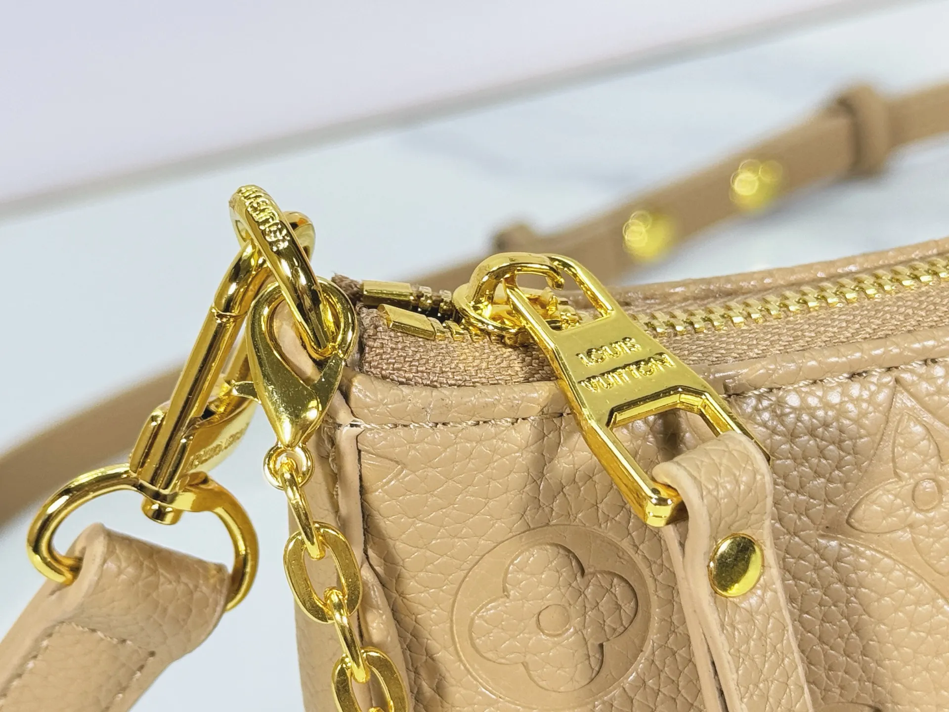 P180 Upgraded original M81066 M80349 M14421 M81862 M13614 This Easy Pouch handbag is decorated with classic Monogram pattern on the leather body and incorporates dazzling metal parts such as D-rings, making it a perfect choice for day and night travel. The compact shape is suitable for daily needs, and the detachable shoulder strap and chain allow for a variety of carrying methods. Dimensions: 19.0 x 11.5 x 3.0 cm (length x height x width)