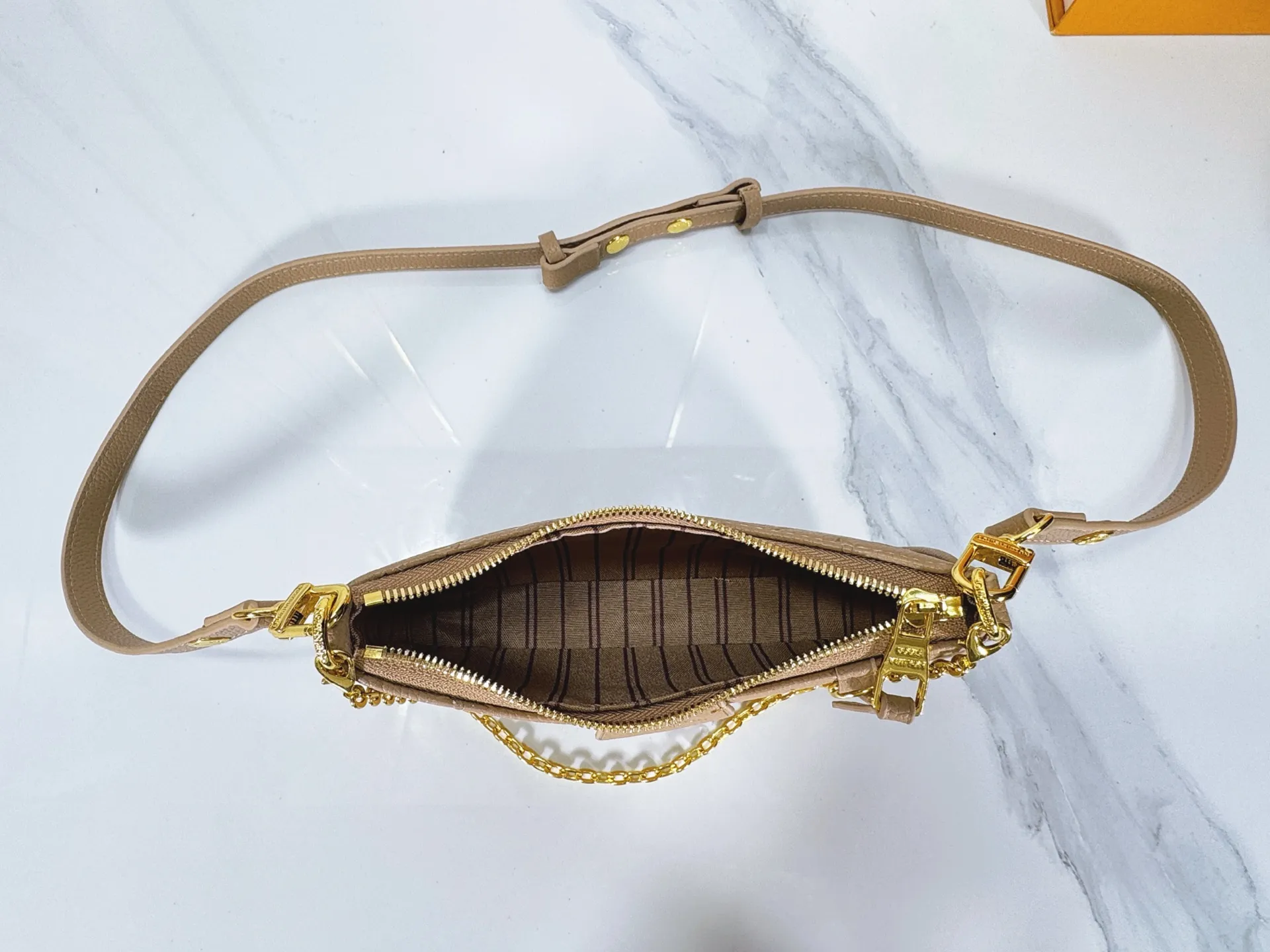 P180 Upgraded original M81066 M80349 M14421 M81862 M13614 This Easy Pouch handbag is decorated with classic Monogram pattern on the leather body and incorporates dazzling metal parts such as D-rings, making it a perfect choice for day and night travel. The compact shape is suitable for daily needs, and the detachable shoulder strap and chain allow for a variety of carrying methods. Dimensions: 19.0 x 11.5 x 3.0 cm (length x height x width)