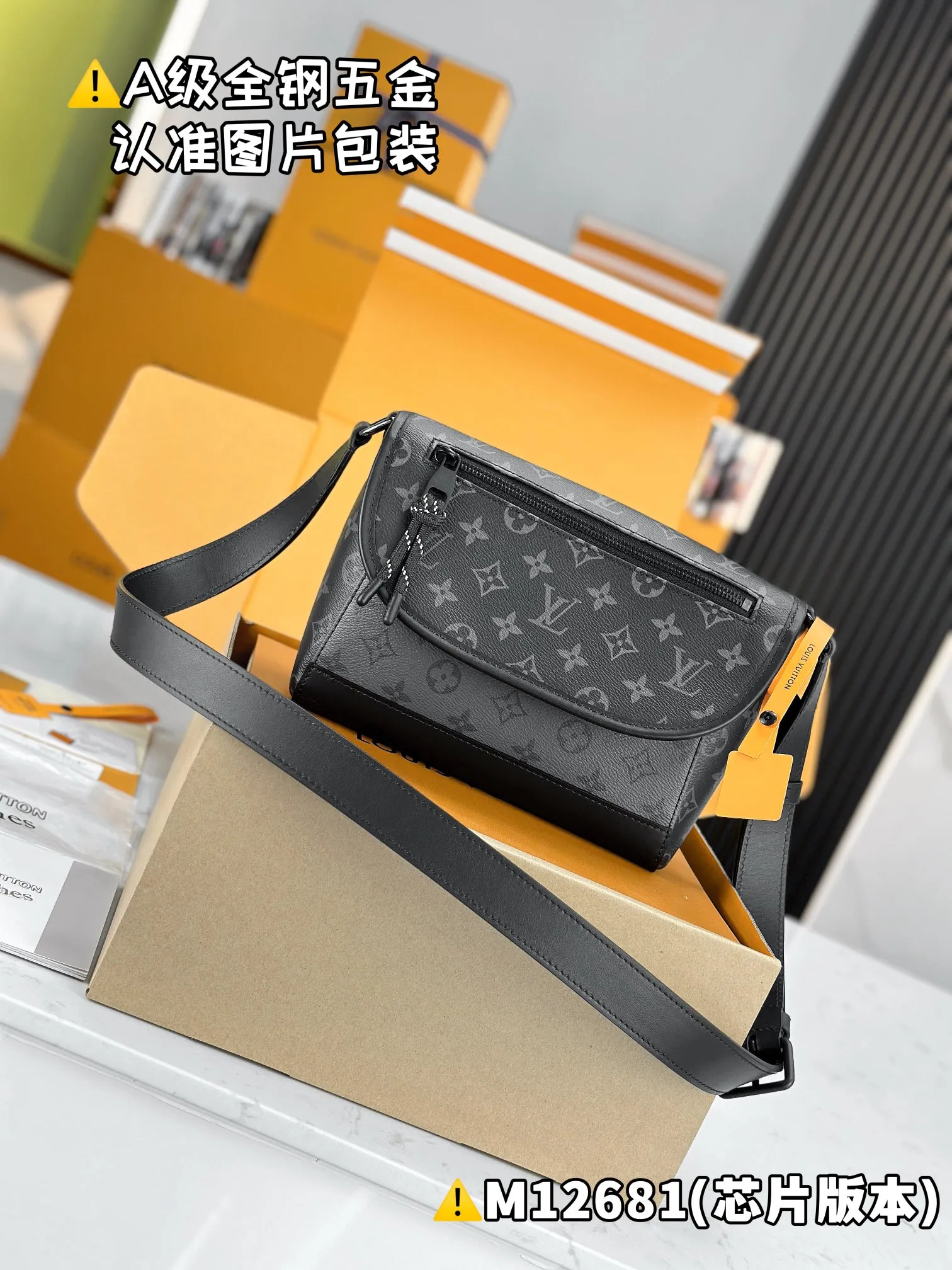 💰1700 [Genuine grade] [Special grade MB high elastic fabric] PULSE messenger bag Model: M12681 Material: A+ grade all-steel hardware, imported high elastic fabric Packaging: Full set of special grade duty-free MB packaging Dimensions: 17 x 11 x 26.6 cm