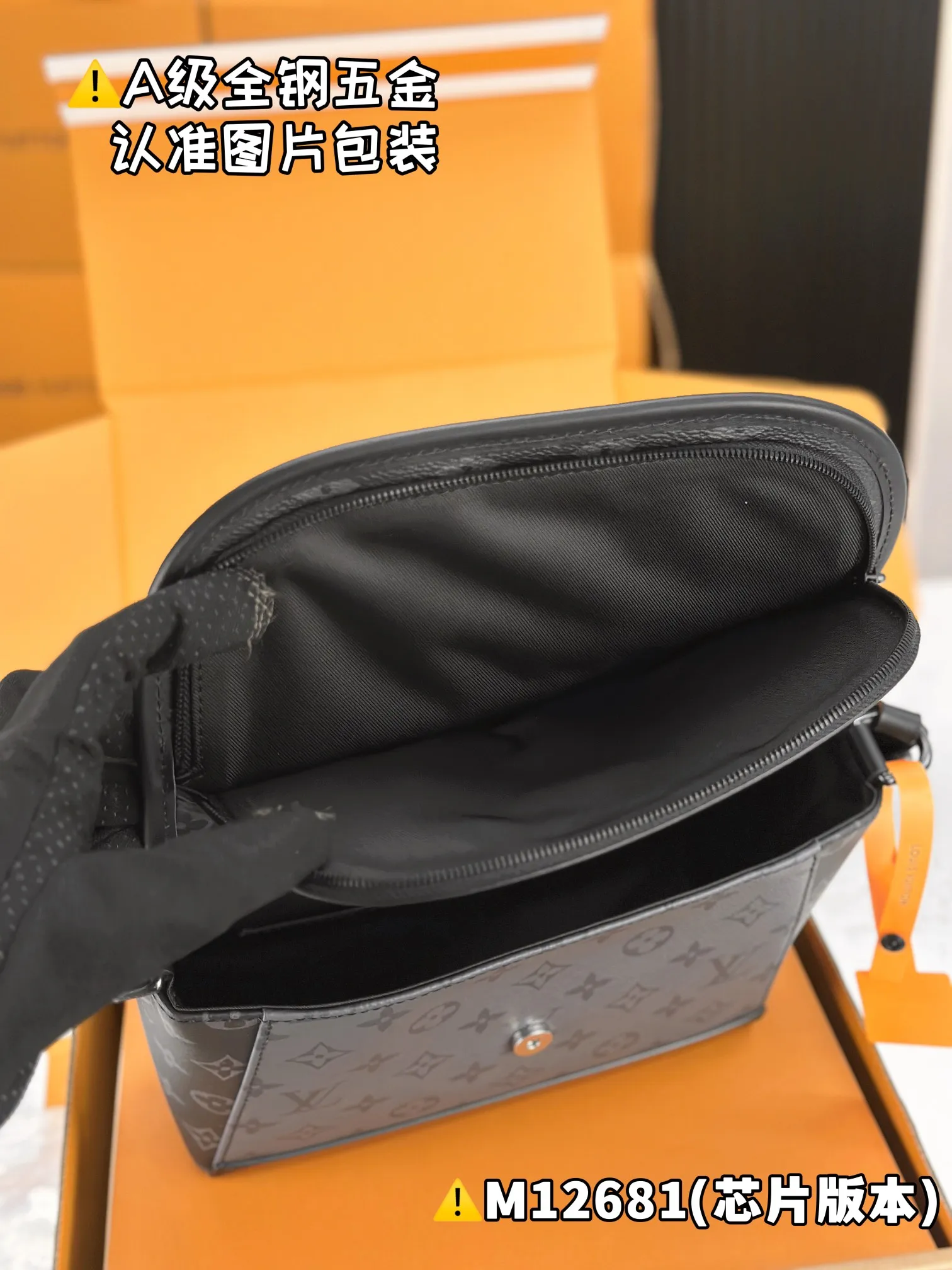 💰1700 [Genuine grade] [Special grade MB high elastic fabric] PULSE messenger bag Model: M12681 Material: A+ grade all-steel hardware, imported high elastic fabric Packaging: Full set of special grade duty-free MB packaging Dimensions: 17 x 11 x 26.6 cm