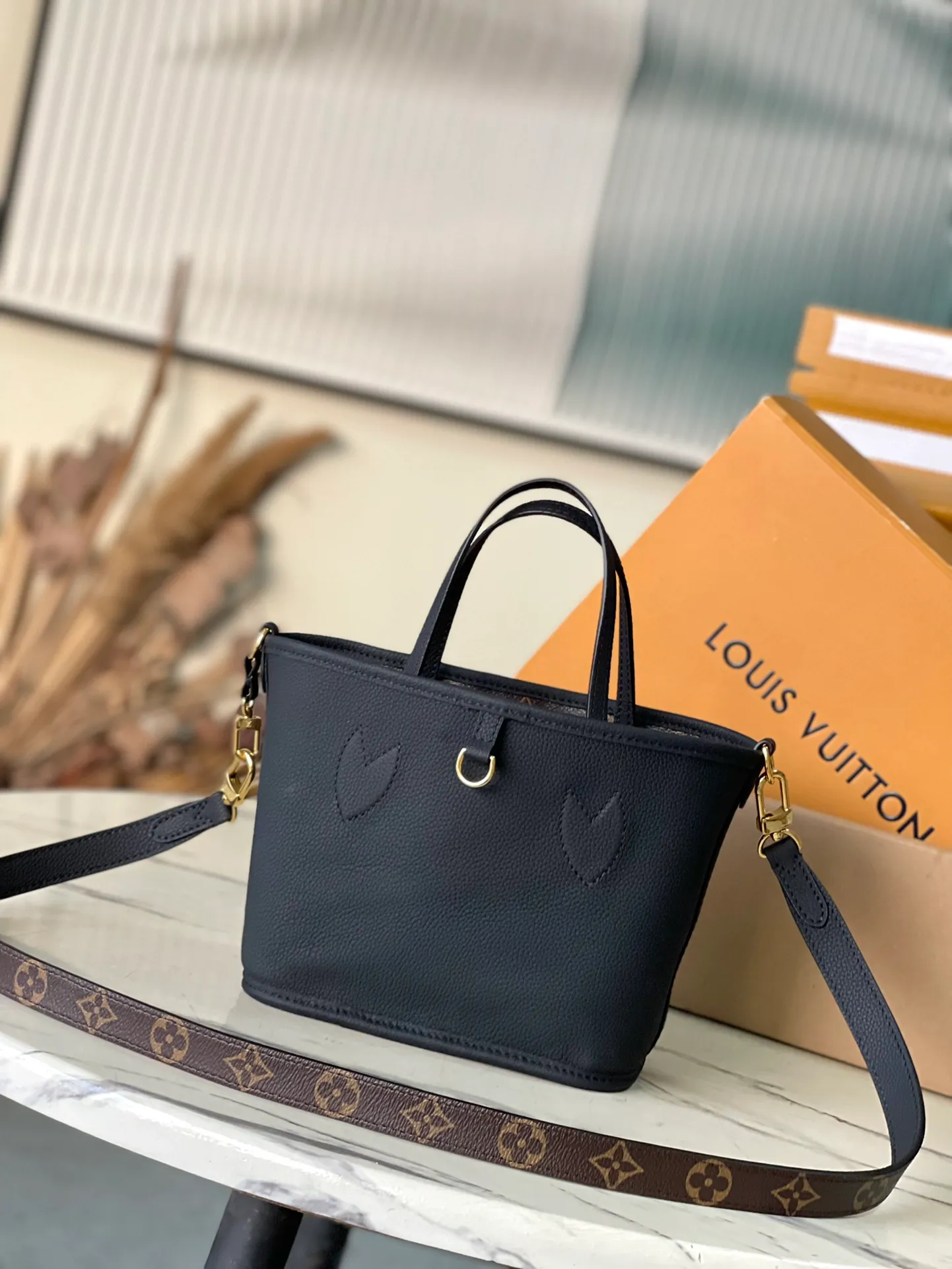 💰840 (top-grain leather) top original single M12099 Neverfull Bandouliere Inside Out BB handbag is a double-sided version of the classic design this season, with the front and back decorated with iconic Monogram canvas and grained leather. The removable zipper bag can be used alone or hung externally. The detachable shoulder strap makes it easy to wear cross-body, and the dazzling metal hardware adds a sophisticated detail. Dimensions: 24 × 14 × 9 cm