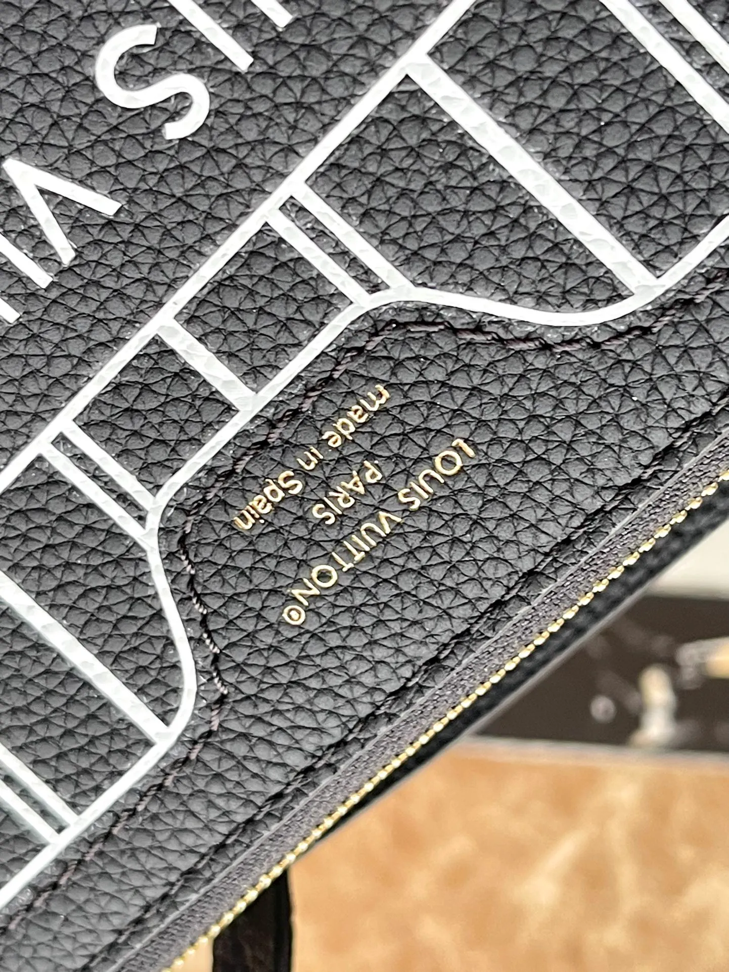 💰840 (top-grain leather) top original single M12099 Neverfull Bandouliere Inside Out BB handbag is a double-sided version of the classic design this season, with the front and back decorated with iconic Monogram canvas and grained leather. The removable zipper bag can be used alone or hung externally. The detachable shoulder strap makes it easy to wear cross-body, and the dazzling metal hardware adds a sophisticated detail. Dimensions: 24 × 14 × 9 cm