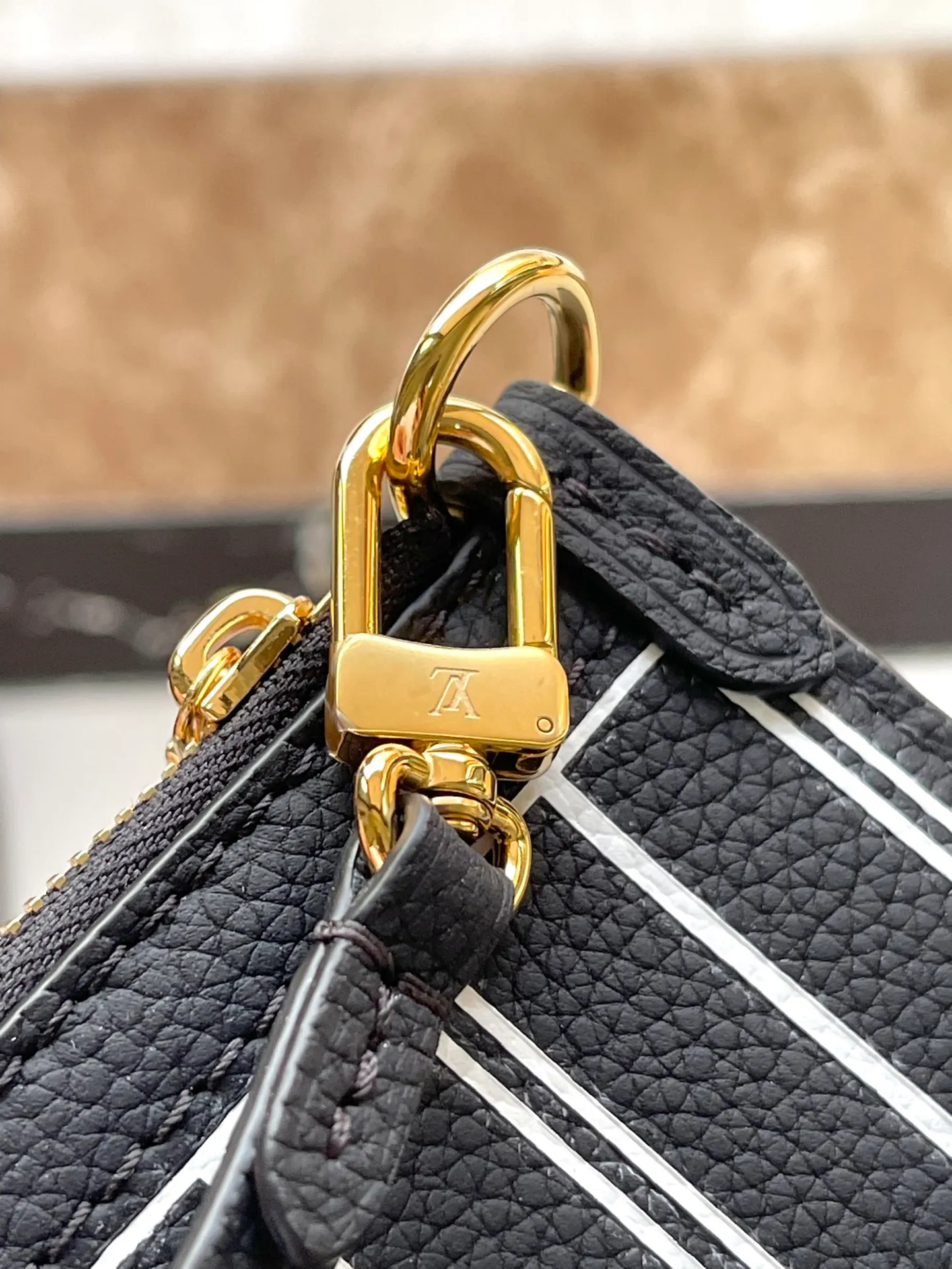 💰840 (top-grain leather) top original single M12099 Neverfull Bandouliere Inside Out BB handbag is a double-sided version of the classic design this season, with the front and back decorated with iconic Monogram canvas and grained leather. The removable zipper bag can be used alone or hung externally. The detachable shoulder strap makes it easy to wear cross-body, and the dazzling metal hardware adds a sophisticated detail. Dimensions: 24 × 14 × 9 cm