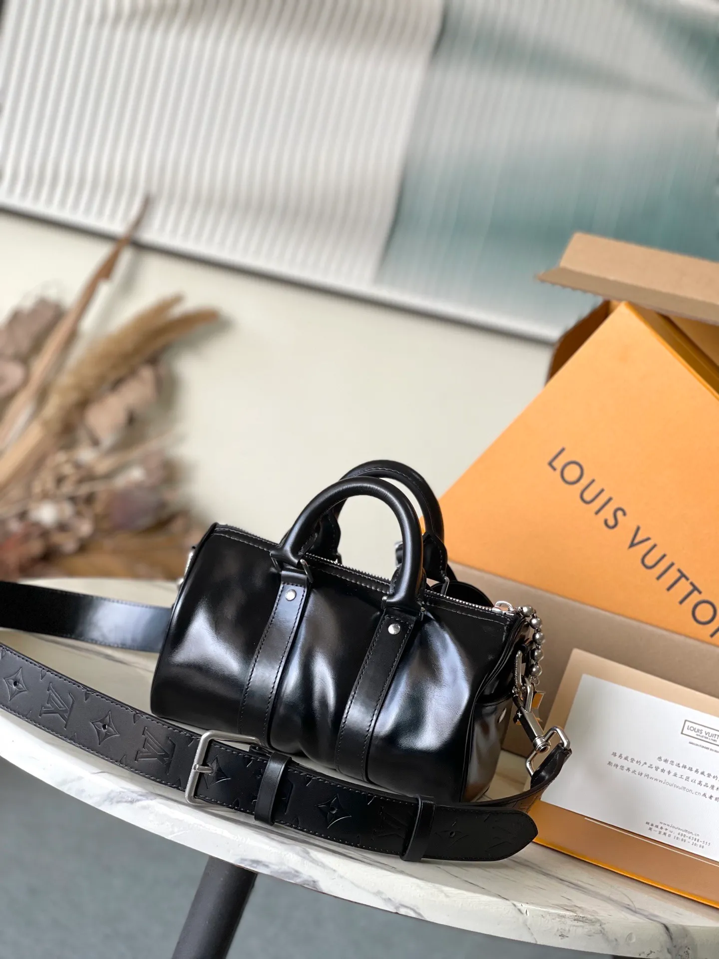 💰1180 (top layer leather) top original order M13988 This Keepal Cargo Bandouliere 25 handbag is made of shiny cow leather and conveys Pharrel Wiliams’ Dandy aesthetics with an elegant and inner urban design. The Louis Vuitton Paris patch is cleverly fixed to the body of the bag through beaded rivets, and the zipper puller of the main compartment is decorated with LV letters. Dimensions: 25 × 15 × 11 cm