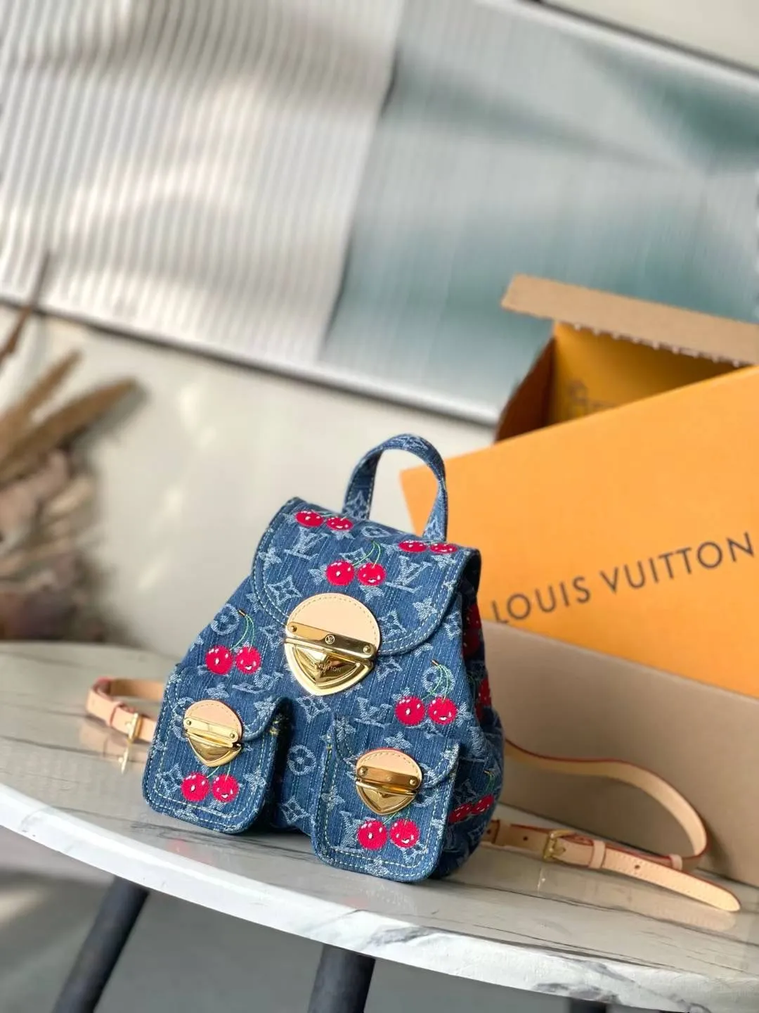 💰1220 Top original item M13679 This Venice backpack is from the Louis Vuitton x Takashi Murakami replica series. Monogram denim is blended with personalized cherry embroidery, and it uses interesting brushwork to interpret the colorful interest painted by Japanese artists. Exquisite leather outlines the slender shoulder straps, and bright buckles highlight the flap and outer pocket. Dimensions: 24 × 26 × 7 cm
