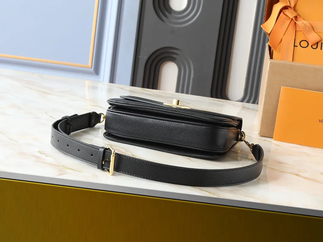 💰260💰Upgraded from the original M22952 M22792 M22735. This Oxford handbag is made of soft grain leather and uses dazzling metal parts to highlight the brand style. The detachable chain and adjustable leather strap allow for a variety of carrying options, adding a dynamic feel to everyday life and day and night occasions. Dimensions: 22.0 x 16.0 x 9.5 cm (length x height x width)