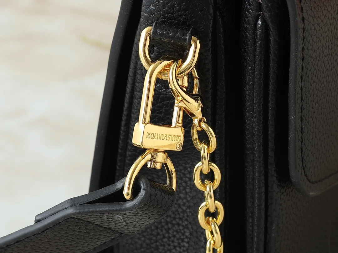 💰260💰Upgraded from the original M22952 M22792 M22735. This Oxford handbag is made of soft grain leather and uses dazzling metal parts to highlight the brand style. The detachable chain and adjustable leather strap allow for a variety of carrying options, adding a dynamic feel to everyday life and day and night occasions. Dimensions: 22.0 x 16.0 x 9.5 cm (length x height x width)