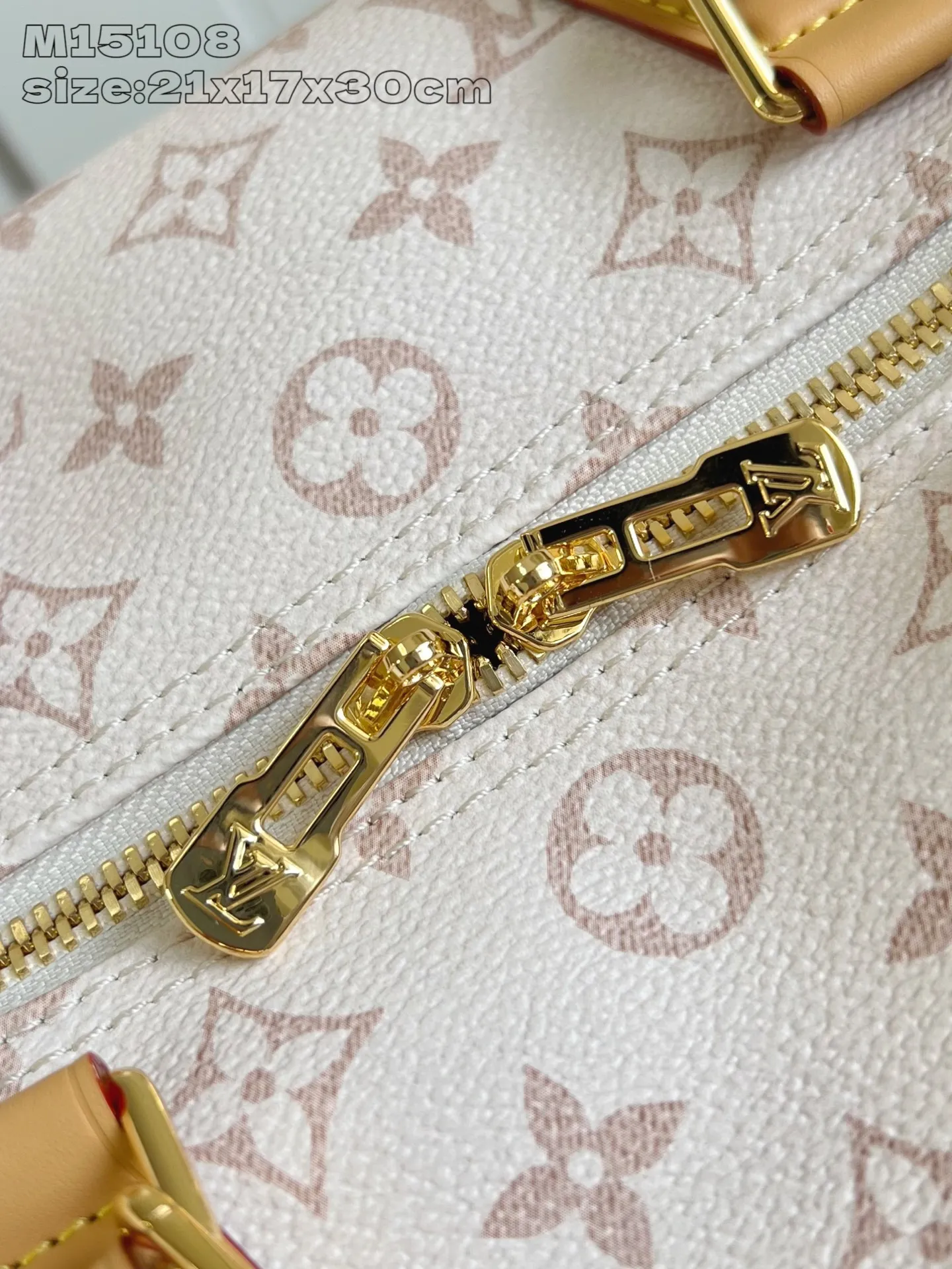 💰1100 Top-quality original individual real shot M15108] This Speedy Soft 30 Lucky handbag is made of Monogram Dune canvas and trimmed with VVN leather. It is decorated with jewelry-like decoration, contrasting lining, rope knots and dazzling metal parts to highlight the exquisite details. The ample structure can easily accommodate a tablet computer and daily needs. 21 x 17 x 30 cm (height x width x length)