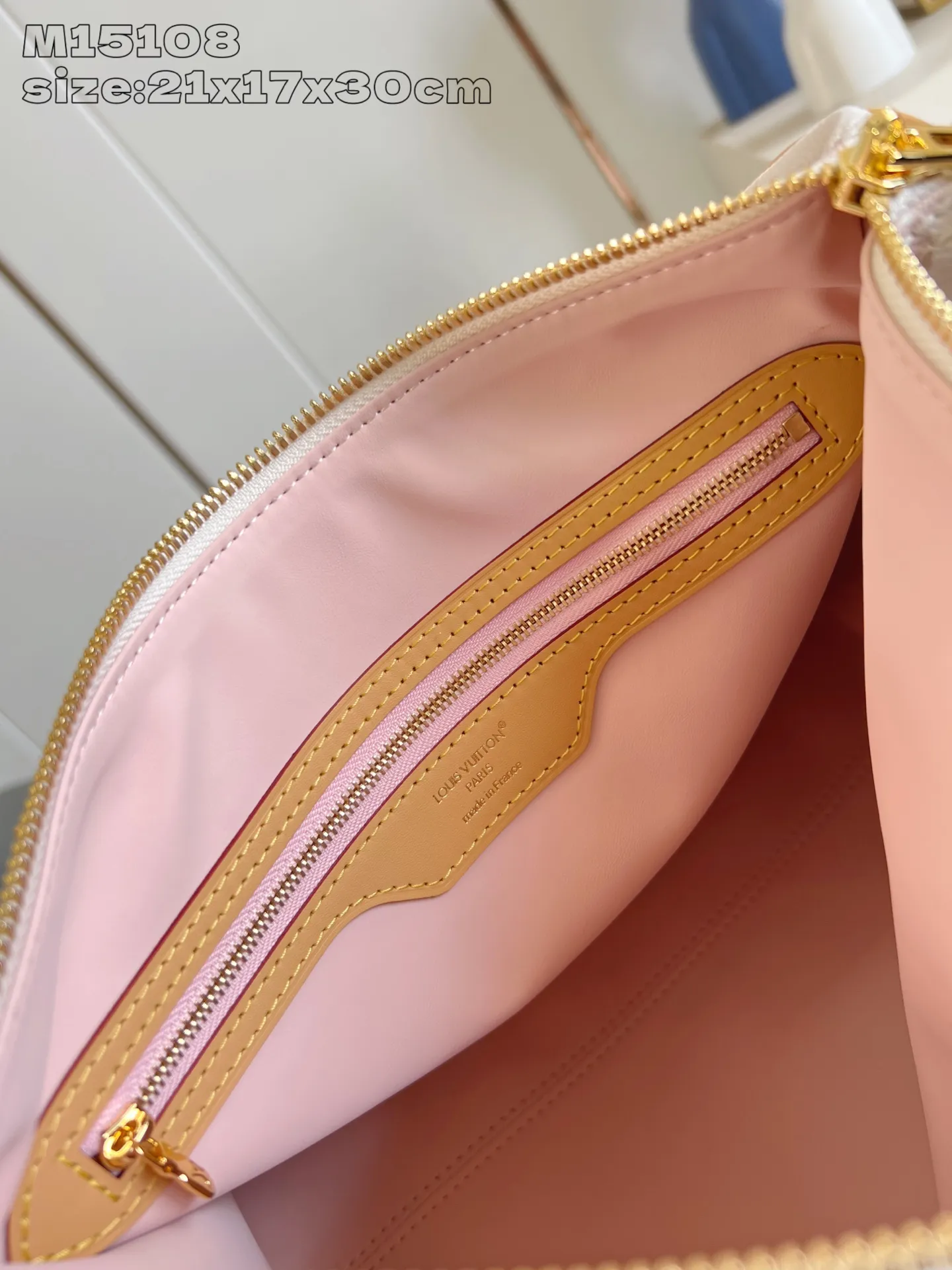 💰1100 Top-quality original individual real shot M15108] This Speedy Soft 30 Lucky handbag is made of Monogram Dune canvas and trimmed with VVN leather. It is decorated with jewelry-like decoration, contrasting lining, rope knots and dazzling metal parts to highlight the exquisite details. The ample structure can easily accommodate a tablet computer and daily needs. 21 x 17 x 30 cm (height x width x length)