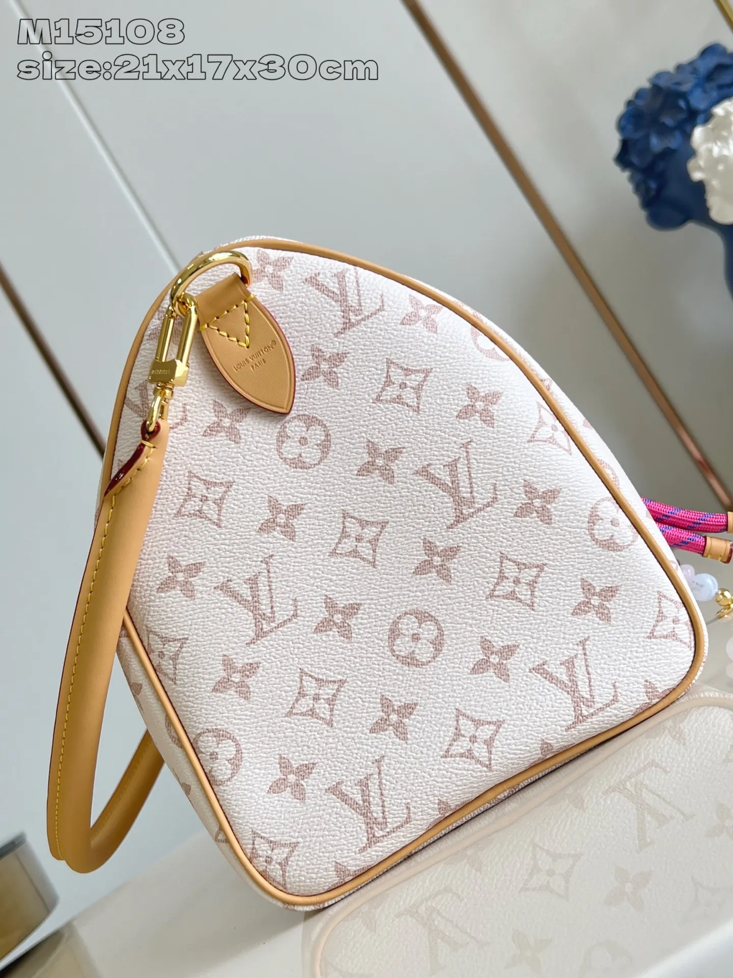 💰1100 Top-quality original individual real shot M15108] This Speedy Soft 30 Lucky handbag is made of Monogram Dune canvas and trimmed with VVN leather. It is decorated with jewelry-like decoration, contrasting lining, rope knots and dazzling metal parts to highlight the exquisite details. The ample structure can easily accommodate a tablet computer and daily needs. 21 x 17 x 30 cm (height x width x length)