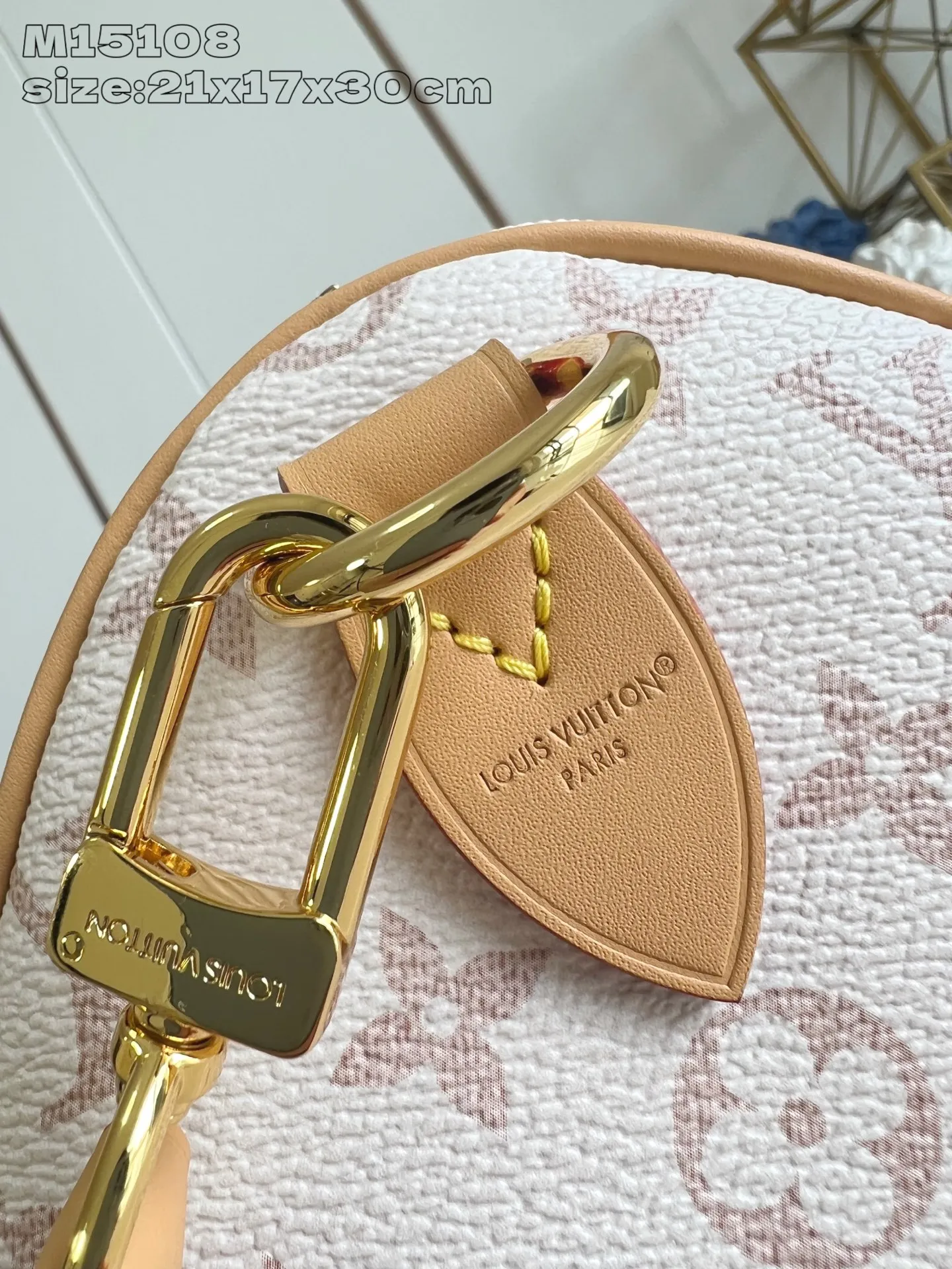 💰1100 Top-quality original individual real shot M15108] This Speedy Soft 30 Lucky handbag is made of Monogram Dune canvas and trimmed with VVN leather. It is decorated with jewelry-like decoration, contrasting lining, rope knots and dazzling metal parts to highlight the exquisite details. The ample structure can easily accommodate a tablet computer and daily needs. 21 x 17 x 30 cm (height x width x length)