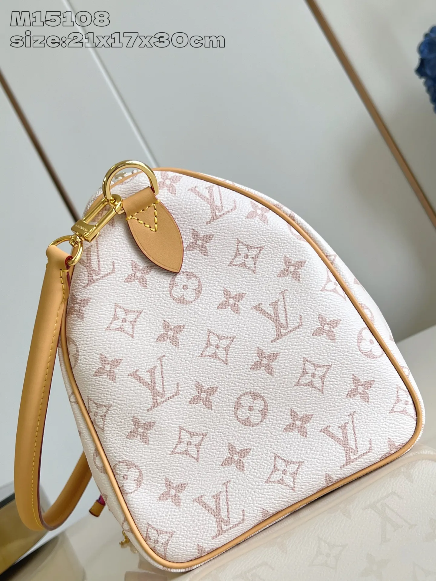 💰1100 Top-quality original individual real shot M15108] This Speedy Soft 30 Lucky handbag is made of Monogram Dune canvas and trimmed with VVN leather. It is decorated with jewelry-like decoration, contrasting lining, rope knots and dazzling metal parts to highlight the exquisite details. The ample structure can easily accommodate a tablet computer and daily needs. 21 x 17 x 30 cm (height x width x length)