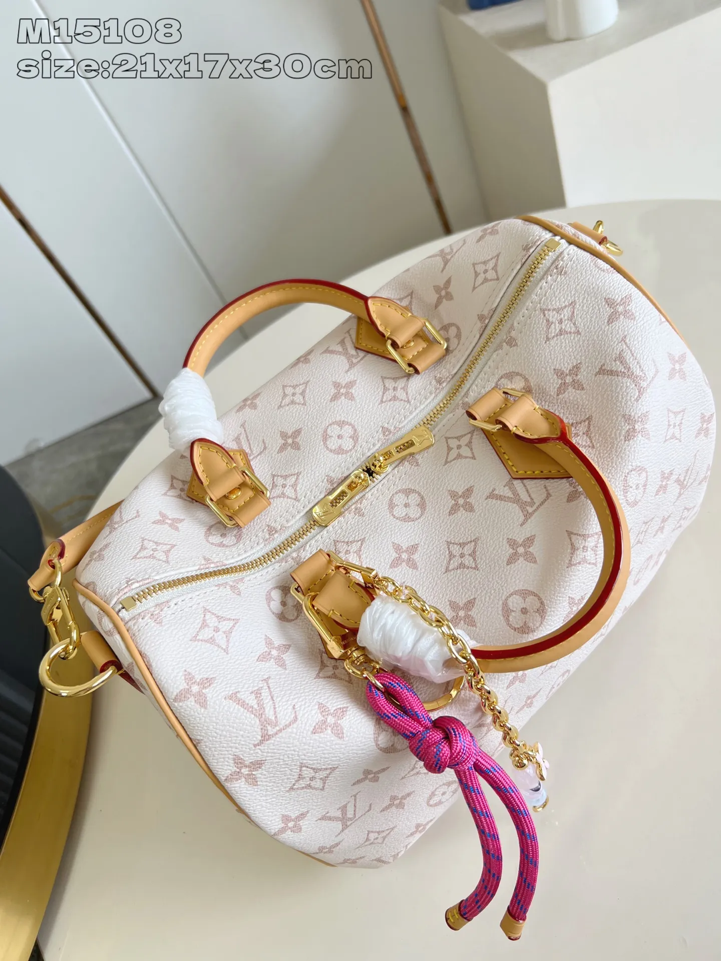 💰1100 Top-quality original individual real shot M15108] This Speedy Soft 30 Lucky handbag is made of Monogram Dune canvas and trimmed with VVN leather. It is decorated with jewelry-like decoration, contrasting lining, rope knots and dazzling metal parts to highlight the exquisite details. The ample structure can easily accommodate a tablet computer and daily needs. 21 x 17 x 30 cm (height x width x length)