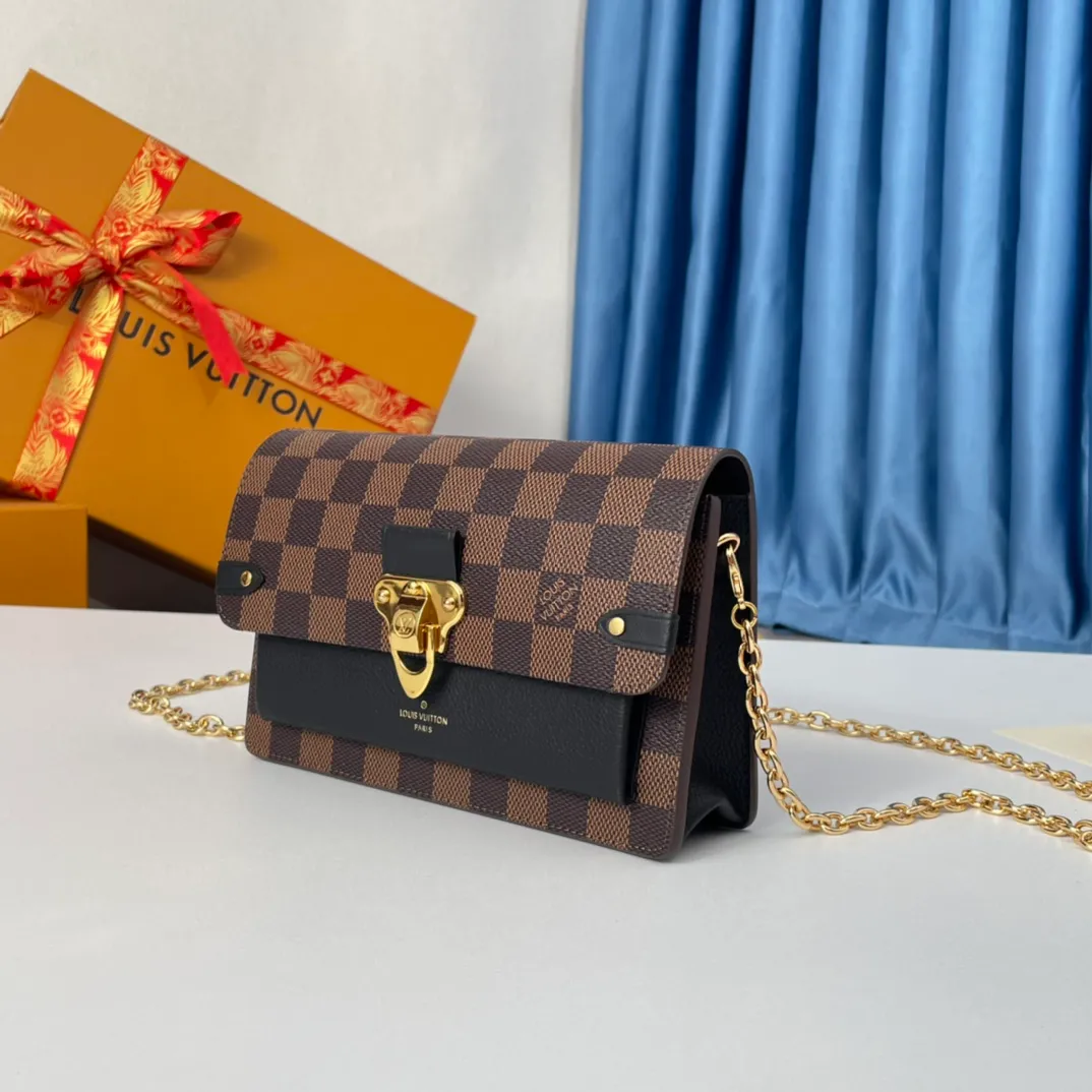 P640 🇫🇷Exclusive real shot of overseas original order N60221! The Vavin Chain Wallet combines Louis Vuitton's signature Damier canvas with leather. The design element of the brand's traditional luggage is transformed into a gold hook and embellished flap. With the clever use of the detachable chain shoulder strap, it can be easily changed into various carrying methods, making it suitable for day and night occasions. Size: 19×12.5×4cm