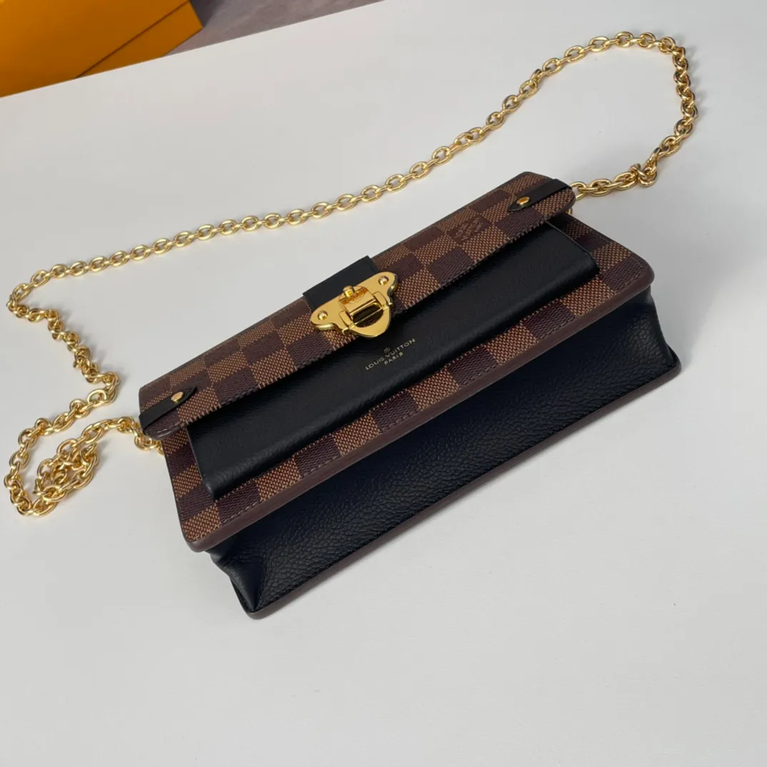 P640 🇫🇷Exclusive real shot of overseas original order N60221! The Vavin Chain Wallet combines Louis Vuitton's signature Damier canvas with leather. The design element of the brand's traditional luggage is transformed into a gold hook and embellished flap. With the clever use of the detachable chain shoulder strap, it can be easily changed into various carrying methods, making it suitable for day and night occasions. Size: 19×12.5×4cm