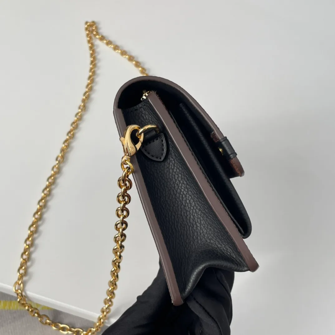 P640 🇫🇷Exclusive real shot of overseas original order N60221! The Vavin Chain Wallet combines Louis Vuitton's signature Damier canvas with leather. The design element of the brand's traditional luggage is transformed into a gold hook and embellished flap. With the clever use of the detachable chain shoulder strap, it can be easily changed into various carrying methods, making it suitable for day and night occasions. Size: 19×12.5×4cm