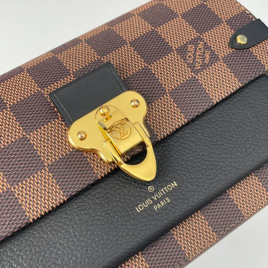 P640 🇫🇷Exclusive real shot of overseas original order N60221! The Vavin Chain Wallet combines Louis Vuitton's signature Damier canvas with leather. The design element of the brand's traditional luggage is transformed into a gold hook and embellished flap. With the clever use of the detachable chain shoulder strap, it can be easily changed into various carrying methods, making it suitable for day and night occasions. Size: 19×12.5×4cm