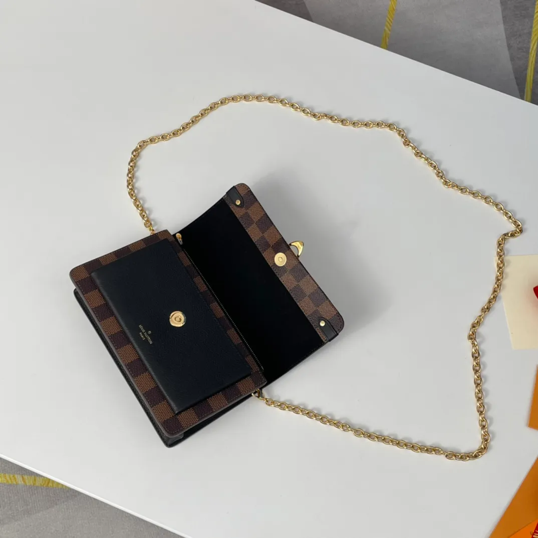 P640 🇫🇷Exclusive real shot of overseas original order N60221! The Vavin Chain Wallet combines Louis Vuitton's signature Damier canvas with leather. The design element of the brand's traditional luggage is transformed into a gold hook and embellished flap. With the clever use of the detachable chain shoulder strap, it can be easily changed into various carrying methods, making it suitable for day and night occasions. Size: 19×12.5×4cm