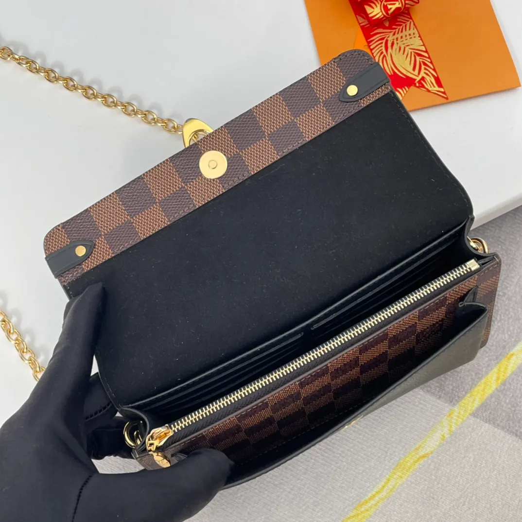 P640 🇫🇷Exclusive real shot of overseas original order N60221! The Vavin Chain Wallet combines Louis Vuitton's signature Damier canvas with leather. The design element of the brand's traditional luggage is transformed into a gold hook and embellished flap. With the clever use of the detachable chain shoulder strap, it can be easily changed into various carrying methods, making it suitable for day and night occasions. Size: 19×12.5×4cm