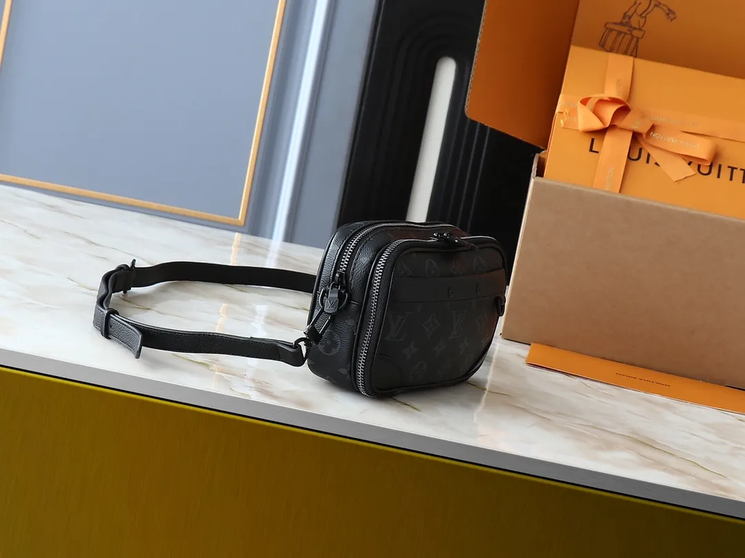 💰240💰Upgraded from the original M83383 M82542 M82544 M82801 mini men's messenger bag series. The new Zly hx NANO ALPHA handbag of the season. The Neo Alpha handbag condenses the past Alpha handbag design with rounded strokes and uses soft Monogram Eclipse canvas to build a casual silhouette. The ample space is equipped with a zipper compartment and front patch pocket to hold daily necessities such as mobile phones, cards and keys, and comes with a detachable and adjustable leather shoulder strap. 18.5 x 11 x 6.5 cm.