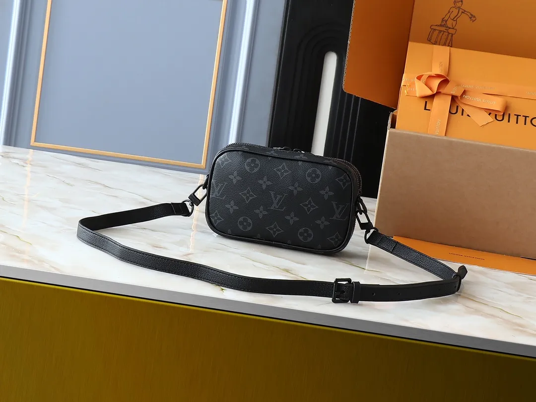 💰240💰Upgraded from the original M83383 M82542 M82544 M82801 mini men's messenger bag series. The new Zly hx NANO ALPHA handbag of the season. The Neo Alpha handbag condenses the past Alpha handbag design with rounded strokes and uses soft Monogram Eclipse canvas to build a casual silhouette. The ample space is equipped with a zipper compartment and front patch pocket to hold daily necessities such as mobile phones, cards and keys, and comes with a detachable and adjustable leather shoulder strap. 18.5 x 11 x 6.5 cm.