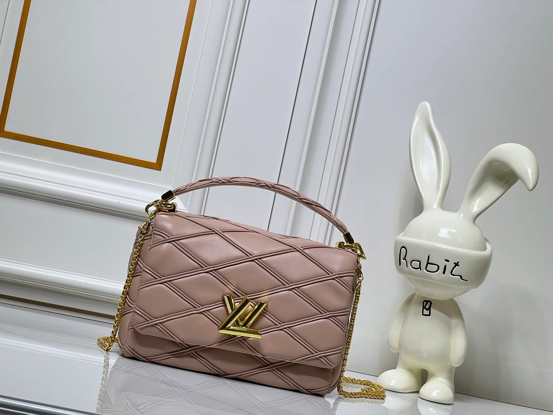 Batch 320💰M23689 M22891 Nicolas Ghesquière devoted new craftsmanship exploration to the GO-14 medium handbag, hand-painting the baked effect on the quilted sheepskin leather, showing an avant-garde style. The LV Twist twist lock highlights the brand's style, and the top handle and adjustable chain are detachable, allowing for a variety of carrying methods. Size: 23X16X10