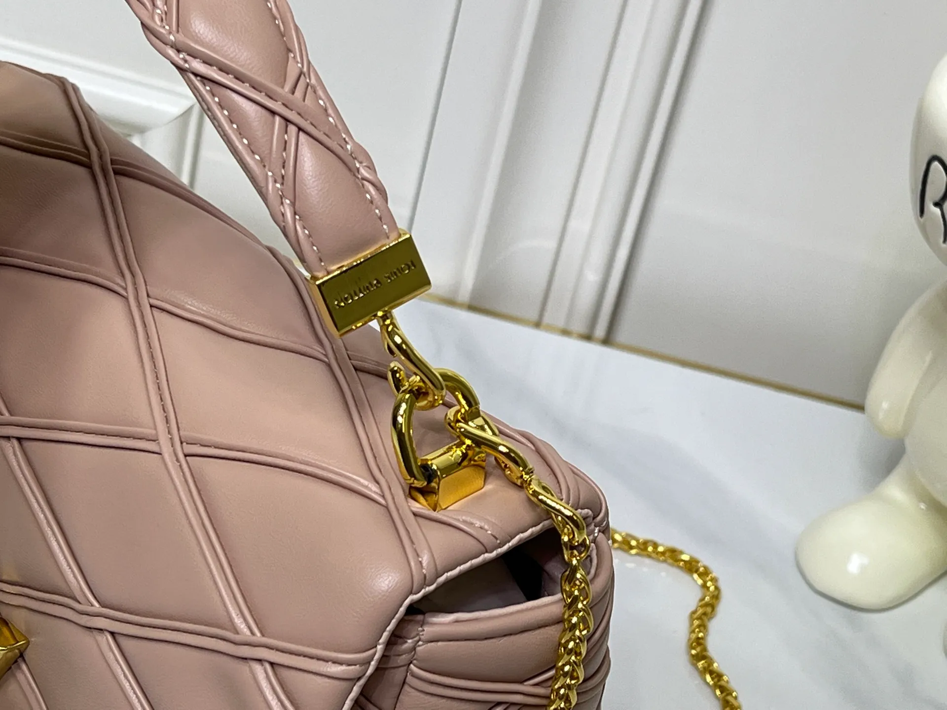 Batch 320💰M23689 M22891 Nicolas Ghesquière devoted new craftsmanship exploration to the GO-14 medium handbag, hand-painting the baked effect on the quilted sheepskin leather, showing an avant-garde style. The LV Twist twist lock highlights the brand's style, and the top handle and adjustable chain are detachable, allowing for a variety of carrying methods. Size: 23X16X10