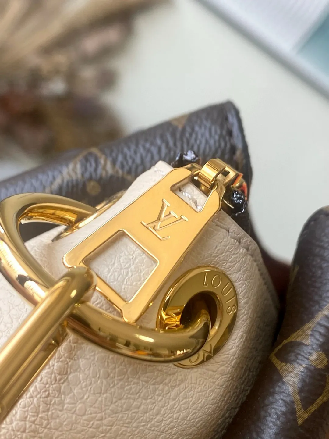 💰1140 (top layer leather) top original M46495 presbyopia🐎🐎Opéra BB handbag is stitched with Monogram canvas, grained leather and smooth leather, showing Louis Vuitton's iconic style. The rolled leather handle is embellished with exquisite rivets, and the leather handle loop references the brand's heritage. There is ample space to accommodate daily necessary details such as a tablet computer. 26 x 18 x 15 cm (length x height x width)