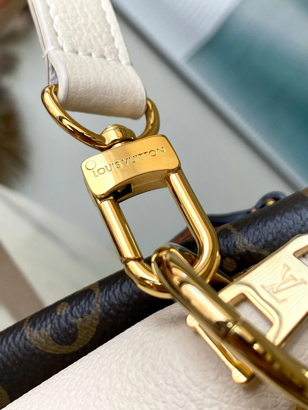 💰1140 (top layer leather) top original M46495 presbyopia🐎🐎Opéra BB handbag is stitched with Monogram canvas, grained leather and smooth leather, showing Louis Vuitton's iconic style. The rolled leather handle is embellished with exquisite rivets, and the leather handle loop references the brand's heritage. There is ample space to accommodate daily necessary details such as a tablet computer. 26 x 18 x 15 cm (length x height x width)