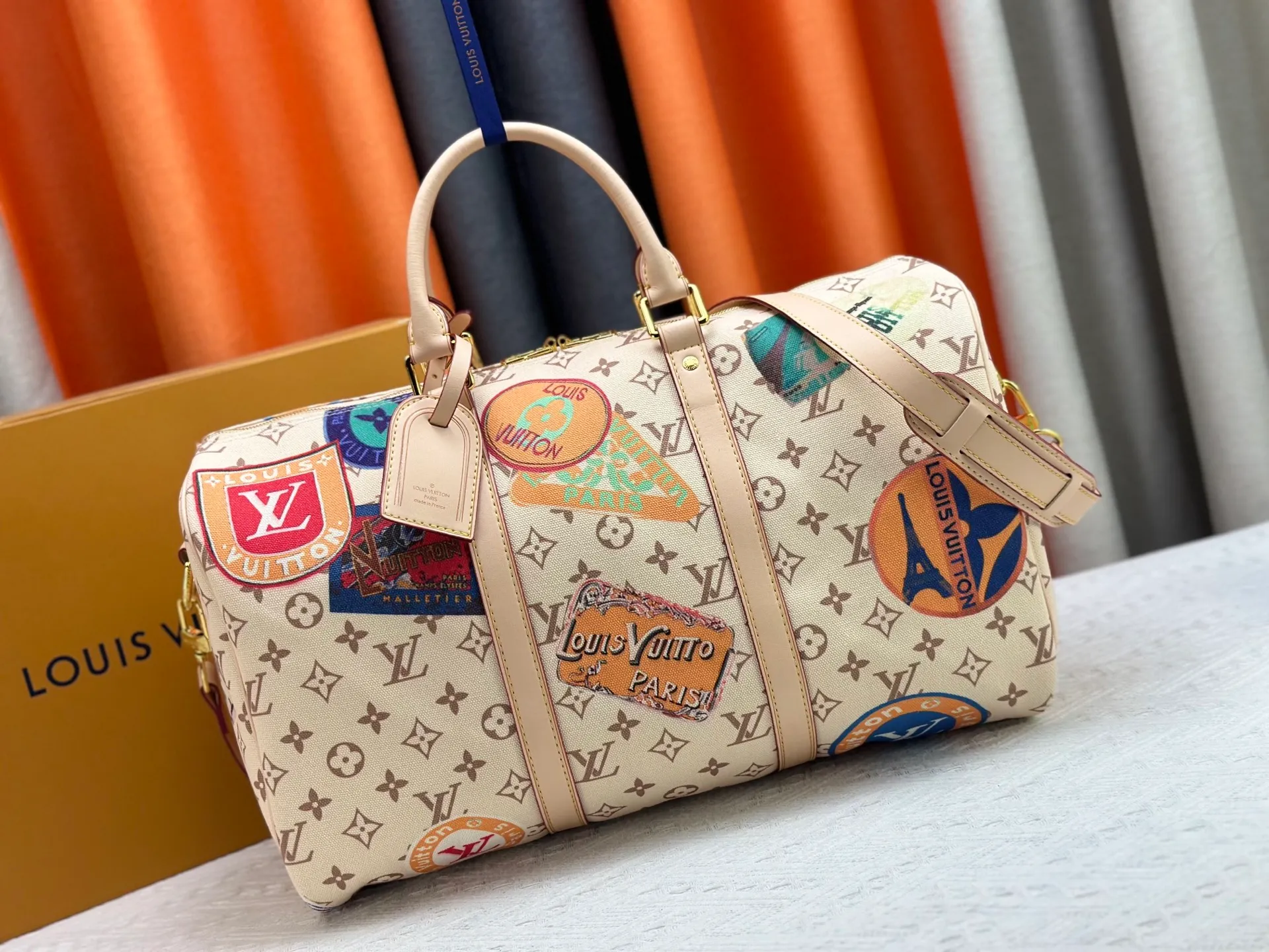 P360 M41418 M14736 This model is "Kipol 45" sewn with a single piece of canvas. The Louis Vuitton travel sticker pack creates a gorgeous vibe and is perfect for any traveler. The leather trimming that further enhances the retro-style charm is also attractive. The optional carry-on bag (which varies by airline and device used) features two top handles and removable and adjustable shoulder straps for multiple carrying options.  45,0