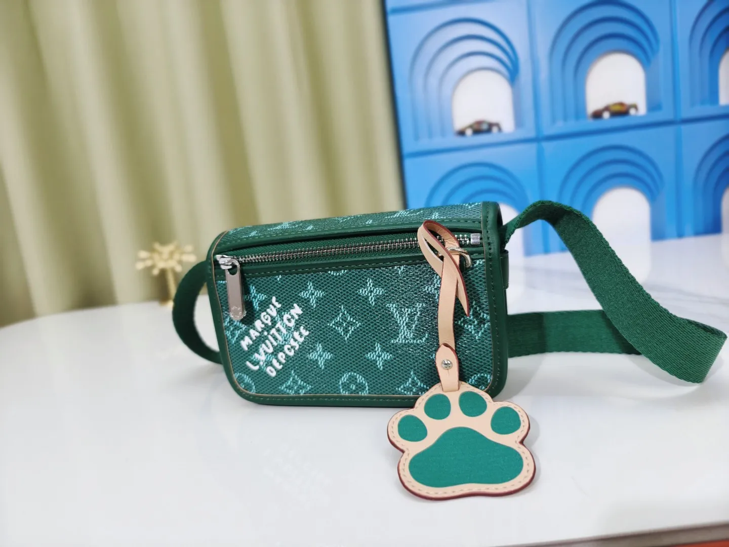 P180💰 Upgraded from the original M12599 black flower M12637 green flower. This Bosphore mini handbag is named after the brand's retro Bosphore series in the 2000s. Its simple lines and compact structure make it comfortable to carry, and it also uses a detachable nameplate to show its classic feel. The adjustable fabric shoulder strap crosses the accordion loop and is a refined detail along with the zippered front pocket. Dimensions: 19x 12x 7 cm (length x height x width)
