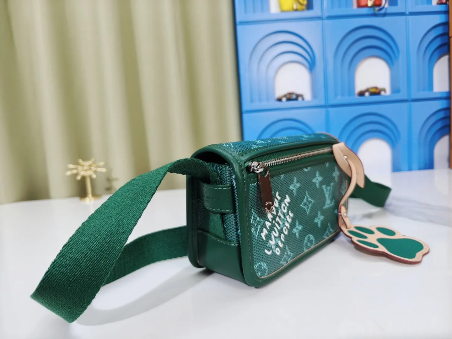 P180💰 Upgraded from the original M12599 black flower M12637 green flower. This Bosphore mini handbag is named after the brand's retro Bosphore series in the 2000s. Its simple lines and compact structure make it comfortable to carry, and it also uses a detachable nameplate to show its classic feel. The adjustable fabric shoulder strap crosses the accordion loop and is a refined detail along with the zippered front pocket. Dimensions: 19x 12x 7 cm (length x height x width)
