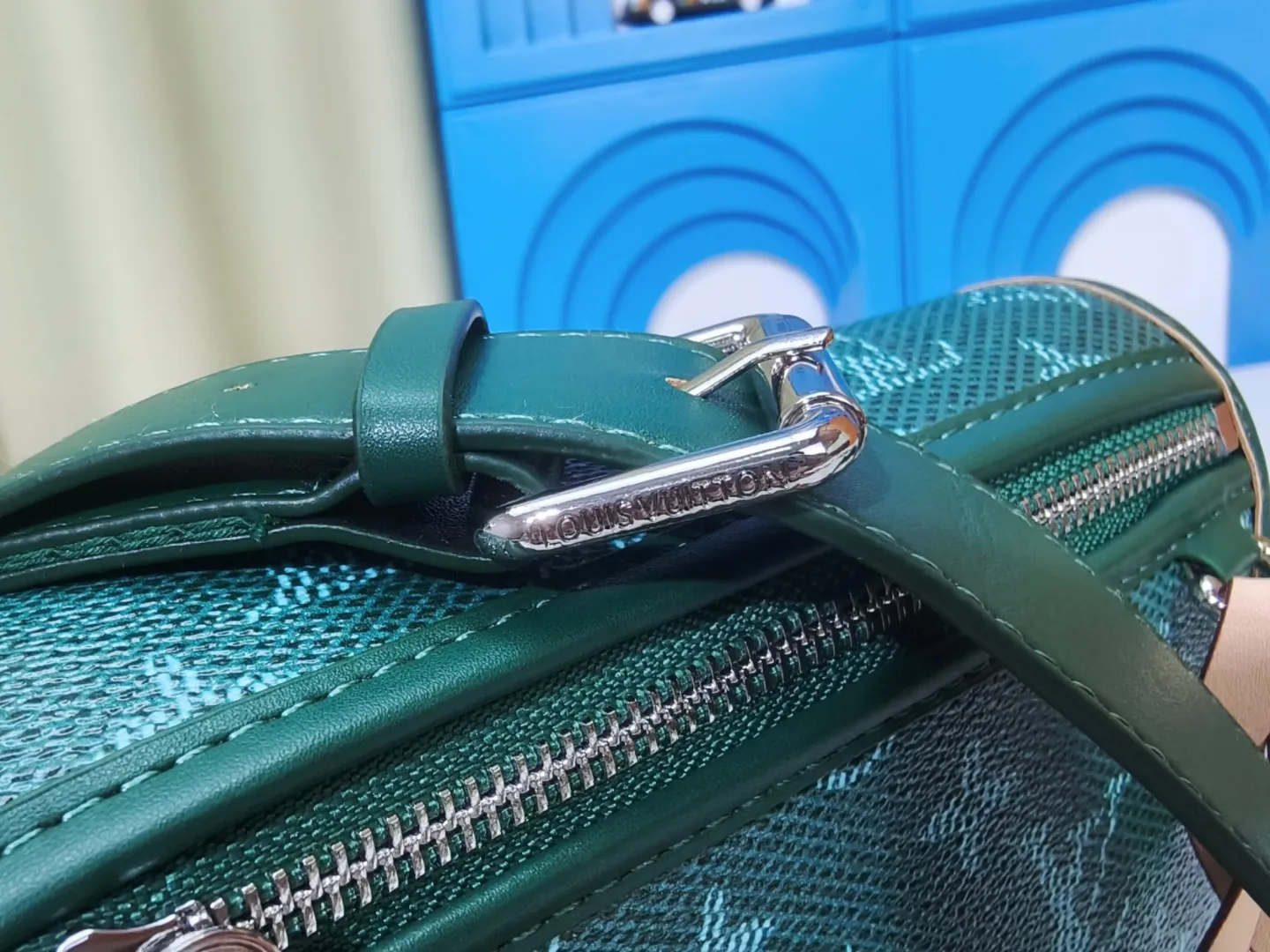 P180💰 Upgraded from the original M12599 black flower M12637 green flower. This Bosphore mini handbag is named after the brand's retro Bosphore series in the 2000s. Its simple lines and compact structure make it comfortable to carry, and it also uses a detachable nameplate to show its classic feel. The adjustable fabric shoulder strap crosses the accordion loop and is a refined detail along with the zippered front pocket. Dimensions: 19x 12x 7 cm (length x height x width)