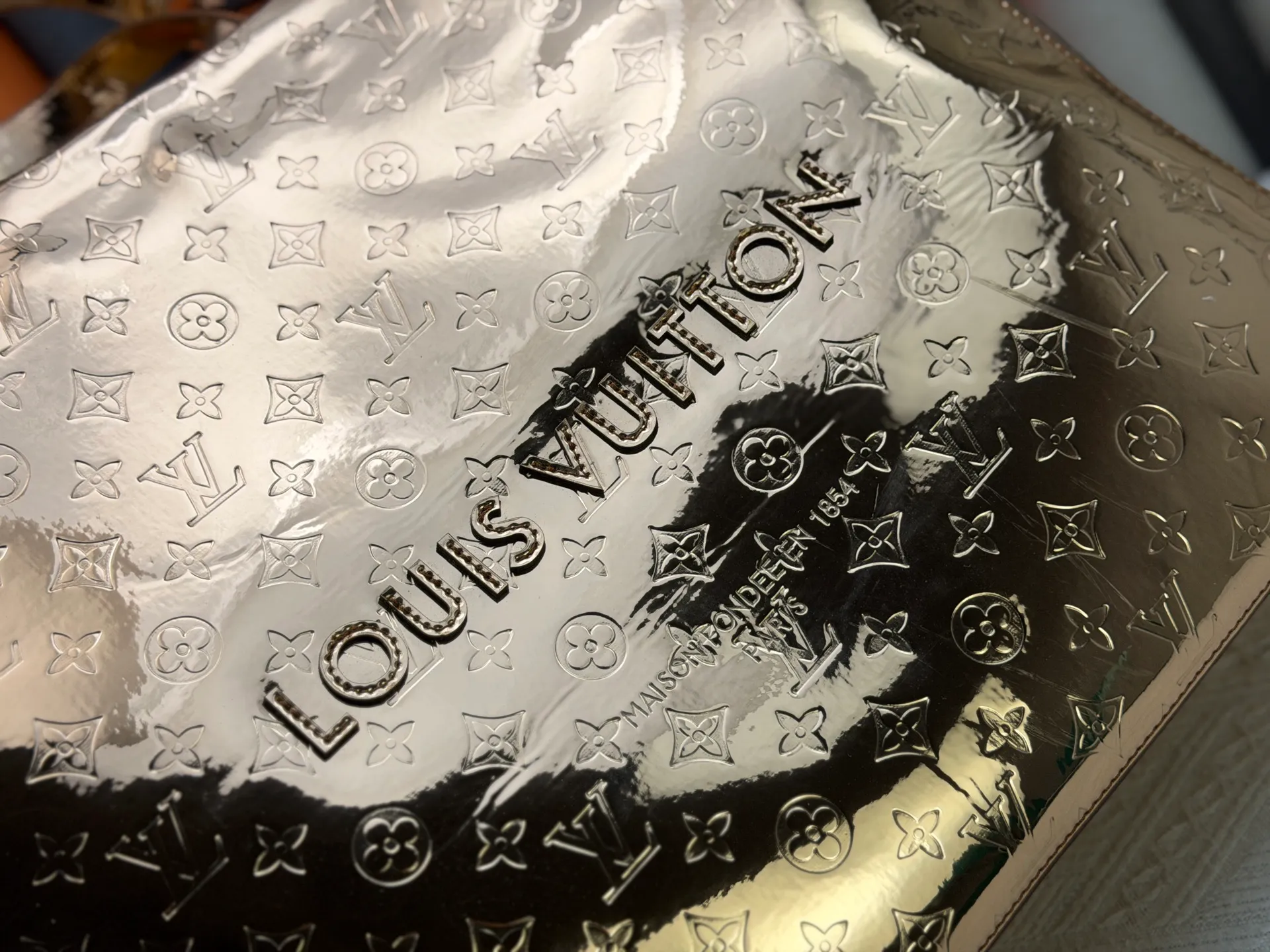 P320 M24457 Silver Gunmetal Gradient Pink Blue Plaid Yellow Plaid Gradient Blue Presbyopic Plaid Gradient Purple Grass Green Pink Black Orange Blue Green Gray Presbyopia Plaid Black Crocodile Orange Crocodile This Shopper medium handbag draws inspiration from Louis Vuitton shopping bags, expressing Louis Vuitton and Maison Fondée En 1854 in soft cow leather. Lettering, top handle and removable shoulder strap. Dimensions: 42x34x16cm