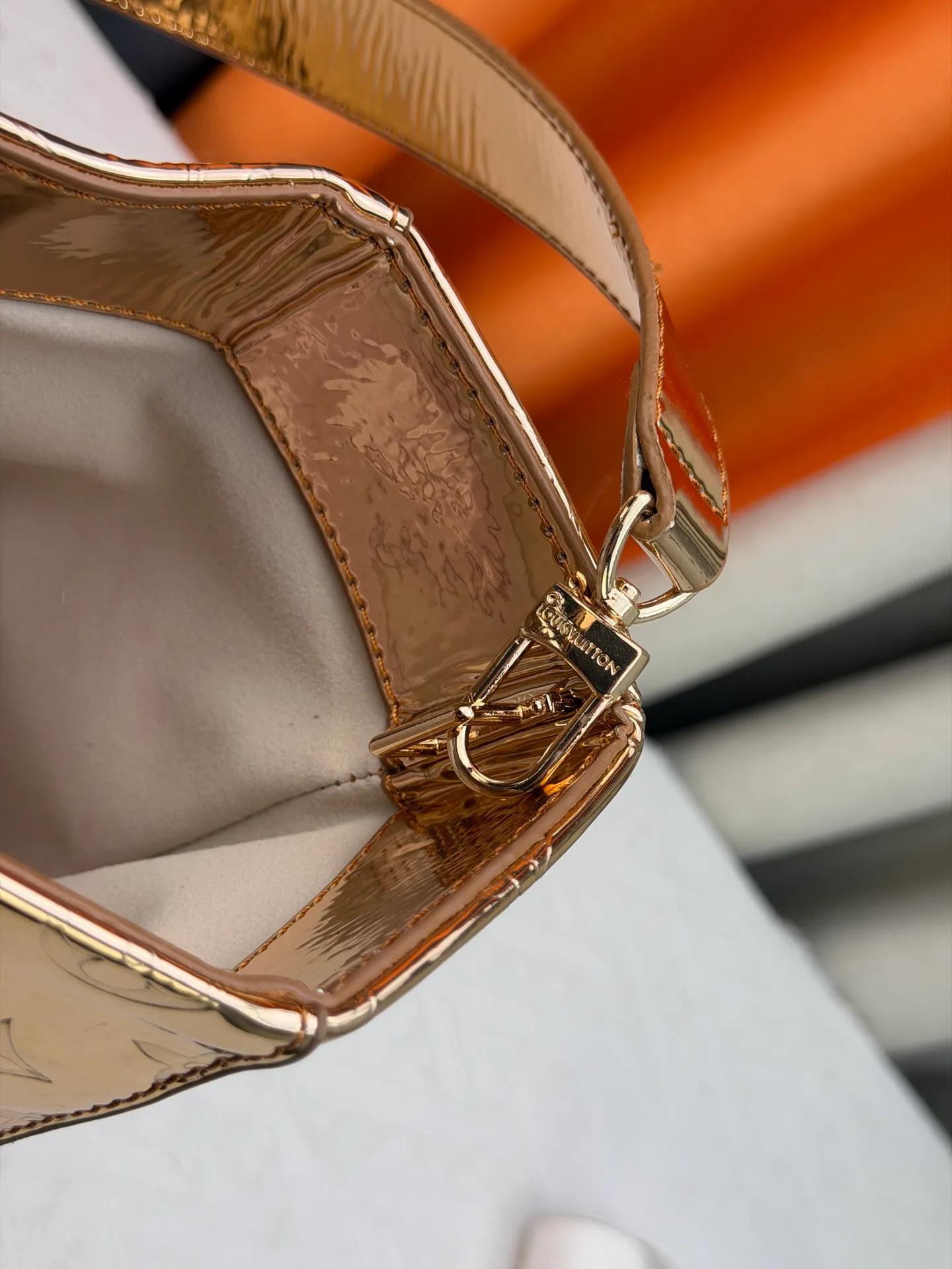P320 M24457 Silver Gunmetal Gradient Pink Blue Plaid Yellow Plaid Gradient Blue Presbyopic Plaid Gradient Purple Grass Green Pink Black Orange Blue Green Gray Presbyopia Plaid Black Crocodile Orange Crocodile This Shopper medium handbag draws inspiration from Louis Vuitton shopping bags, expressing Louis Vuitton and Maison Fondée En 1854 in soft cow leather. Lettering, top handle and removable shoulder strap. Dimensions: 42x34x16cm