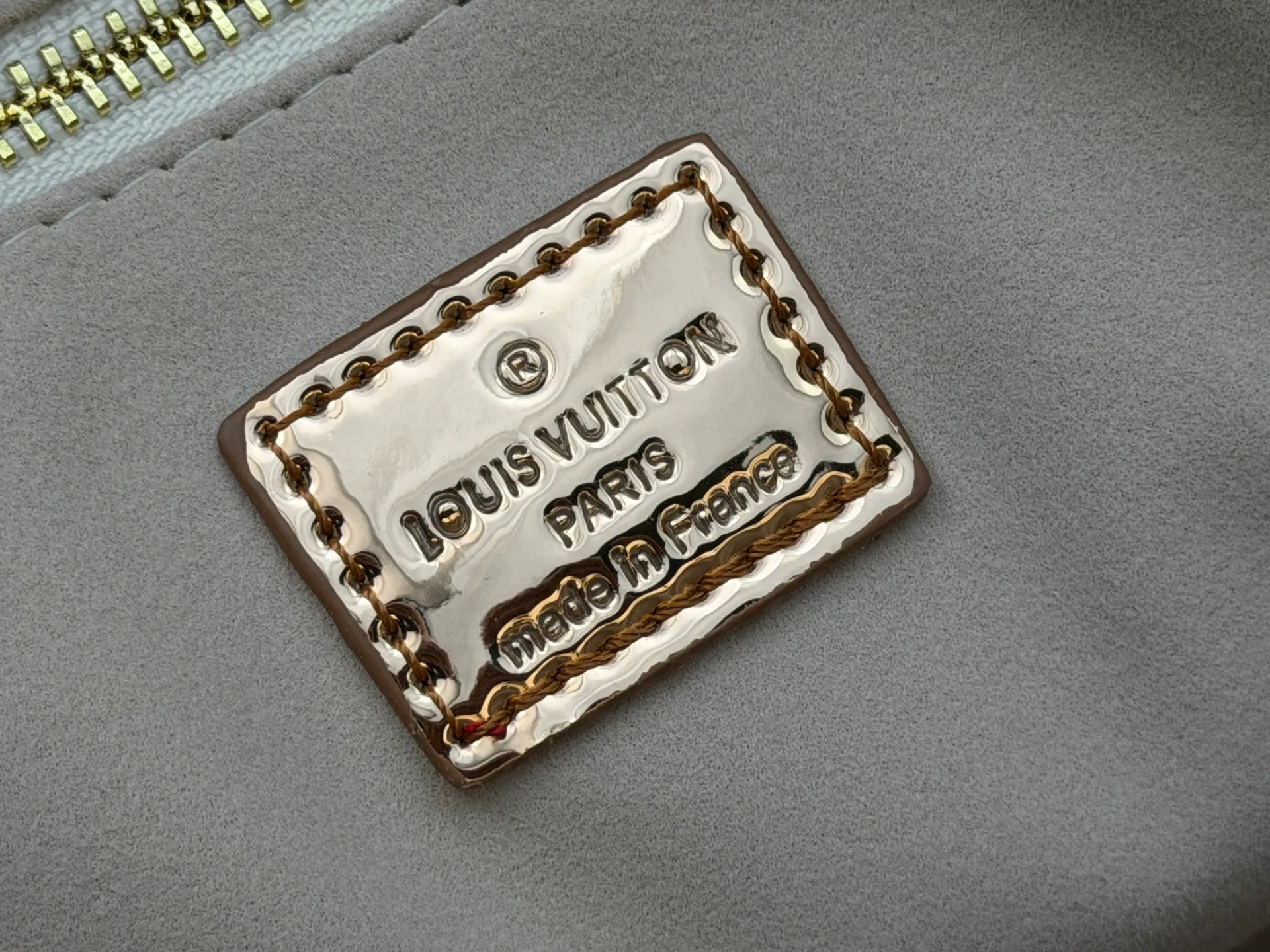 P320 M24457 Silver Gunmetal Gradient Pink Blue Plaid Yellow Plaid Gradient Blue Presbyopic Plaid Gradient Purple Grass Green Pink Black Orange Blue Green Gray Presbyopia Plaid Black Crocodile Orange Crocodile This Shopper medium handbag draws inspiration from Louis Vuitton shopping bags, expressing Louis Vuitton and Maison Fondée En 1854 in soft cow leather. Lettering, top handle and removable shoulder strap. Dimensions: 42x34x16cm