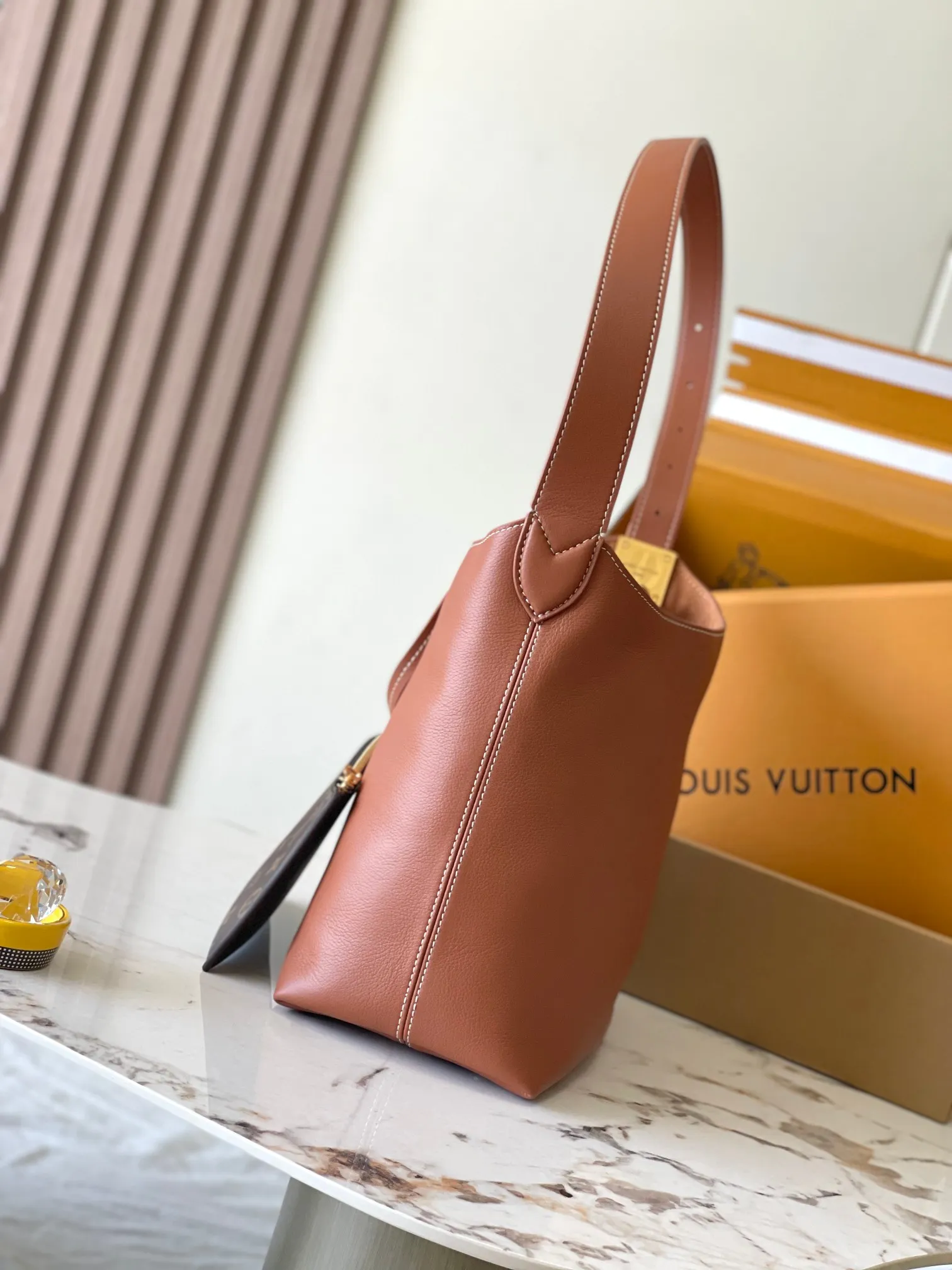 p2800 [Special grade MB chip version original leather] Low Key Hobo small size uses soft cow leather to outline simple and elegant lines, and is paired with suede lining to release a trendy atmosphere, fully demonstrating the brand's exquisite craftsmanship. Model: M25354 brown dynamic chip version Material: A-grade all-steel hardware, imported original fabric Packaging: full set of original factory duty-free MB packaging Size: 24*28*16CM