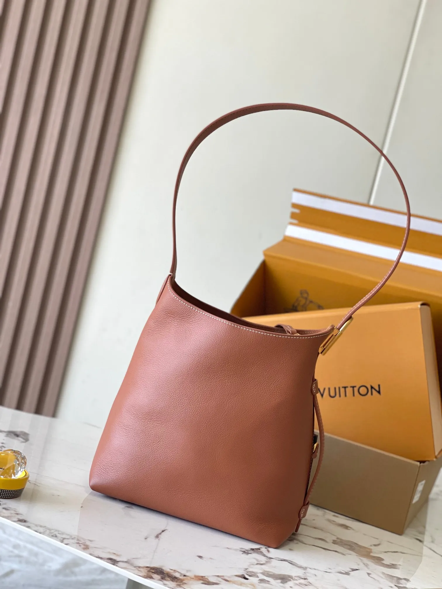 p2800 [Special grade MB chip version original leather] Low Key Hobo small size uses soft cow leather to outline simple and elegant lines, and is paired with suede lining to release a trendy atmosphere, fully demonstrating the brand's exquisite craftsmanship. Model: M25354 brown dynamic chip version Material: A-grade all-steel hardware, imported original fabric Packaging: full set of original factory duty-free MB packaging Size: 24*28*16CM