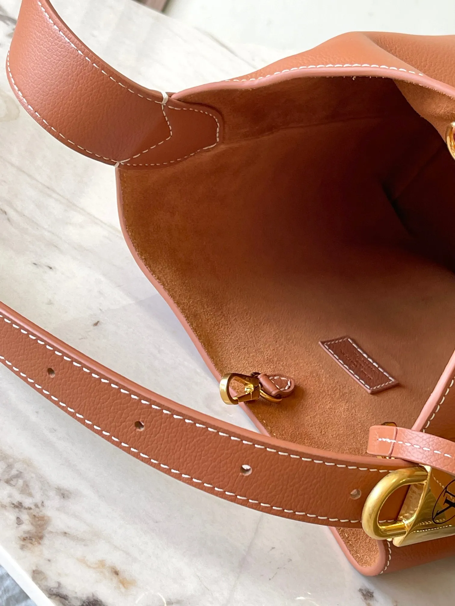 p2800 [Special grade MB chip version original leather] Low Key Hobo small size uses soft cow leather to outline simple and elegant lines, and is paired with suede lining to release a trendy atmosphere, fully demonstrating the brand's exquisite craftsmanship. Model: M25354 brown dynamic chip version Material: A-grade all-steel hardware, imported original fabric Packaging: full set of original factory duty-free MB packaging Size: 24*28*16CM