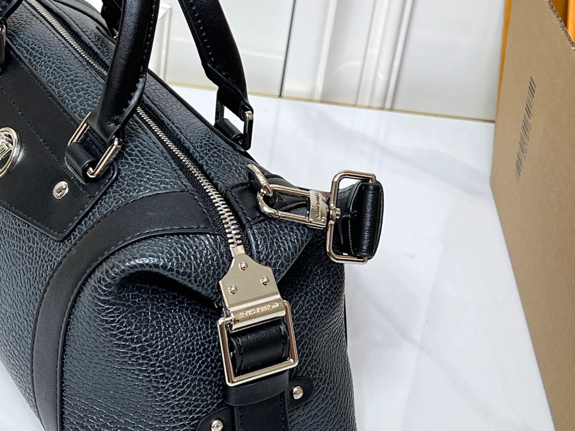 Batch 320💰[Exclusive real shot] Medium size M25566 M14623 Full leather motorcycle bag M14702 M14700 NANO LV BIKER handbag This Nano LV Rider handbag is from the 2025 spring and summer series. It is made of pixelated grain sheep leather with smooth cow leather elements, and is decorated with LV Circle logo. The foldable configuration makes it easy to store in a suitcase, and the modern design adds a rock-n-roll edge to any look. Dimensions: 10 x 10 x 23 cm