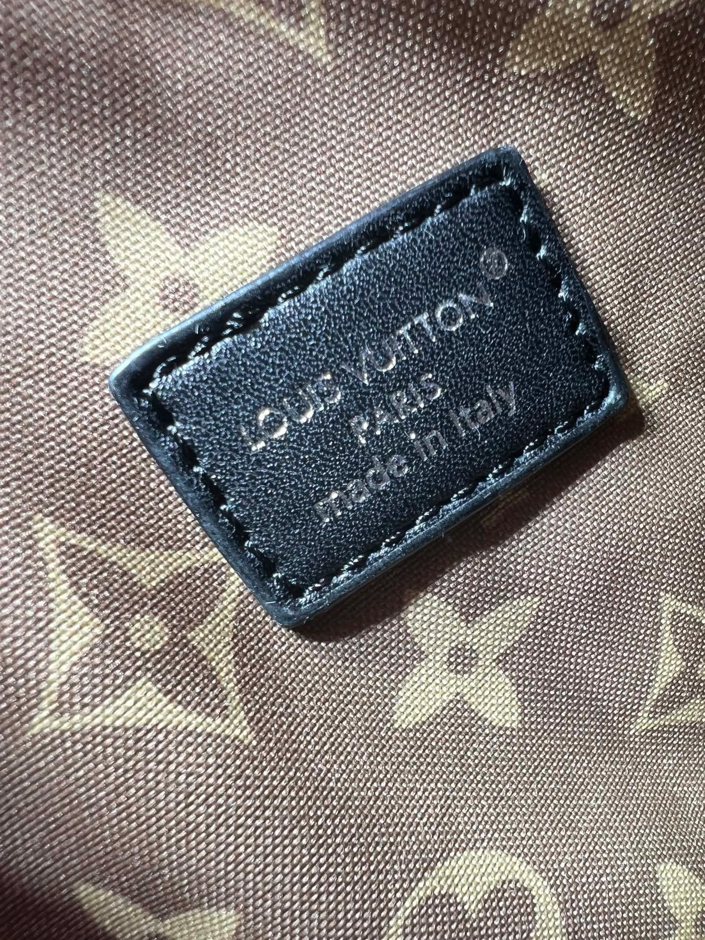 Batch 320💰[Exclusive real shot] Medium size M25566 M14623 Full leather motorcycle bag M14702 M14700 NANO LV BIKER handbag This Nano LV Rider handbag is from the 2025 spring and summer series. It is made of pixelated grain sheep leather with smooth cow leather elements, and is decorated with LV Circle logo. The foldable configuration makes it easy to store in a suitcase, and the modern design adds a rock-n-roll edge to any look. Dimensions: 10 x 10 x 23 cm