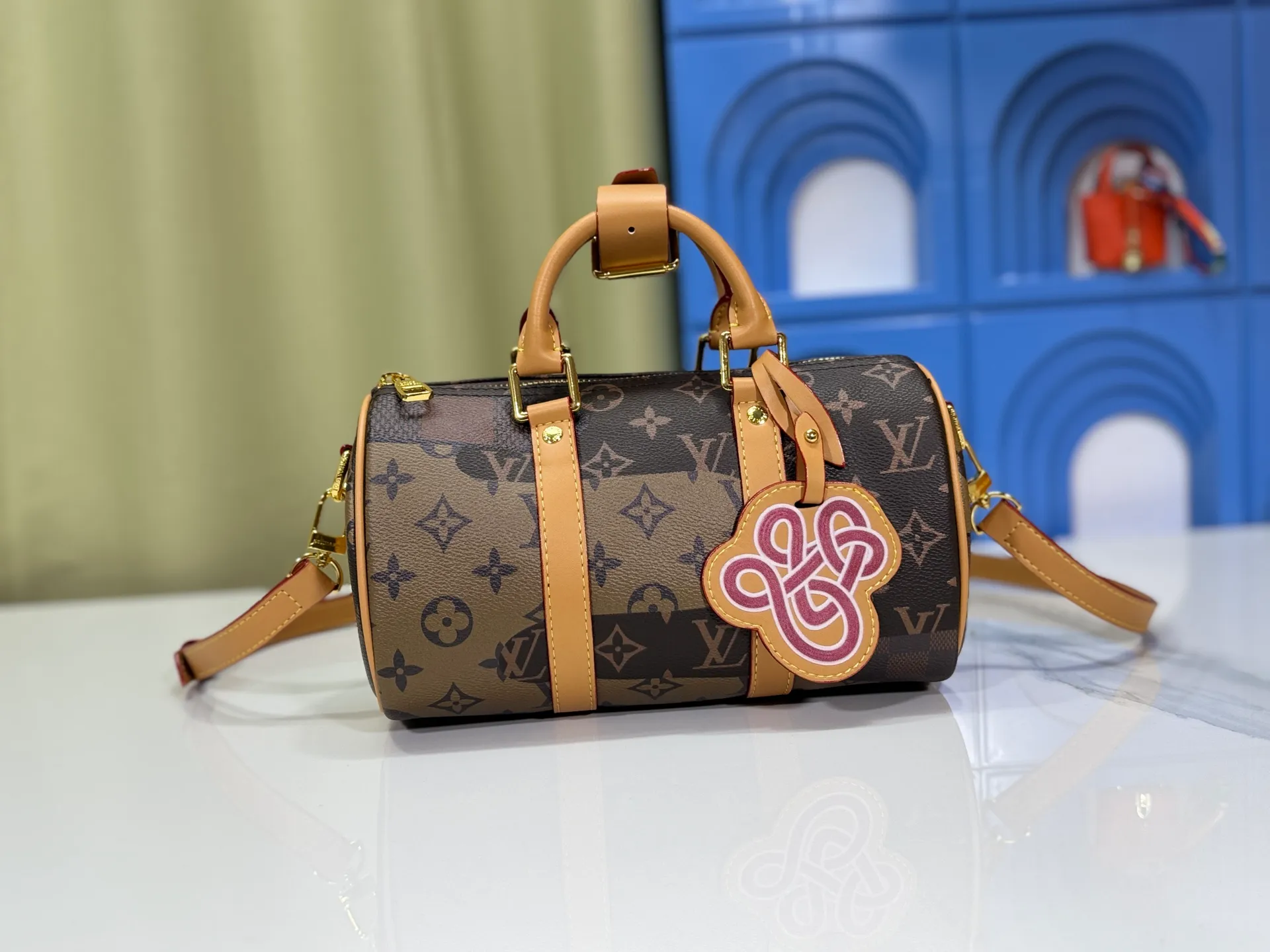 P240 Upgraded original version M13935 gradient rainbow, black and white three colors N40770 Brown M15428 Presbyopia M46271 Black flower M20900 M46249 This handbag condenses the classic silhouette of the Keepall travel bag and is made of Monogram embossed Taurillon leather. The compact structure is suitable for storing small items such as mobile phones and wallets. With its clever use of leather handles and detachable shoulder strap, it's easy to carry with you in trendy style. Detailed features Dimensions: 25✘15✘11 cm